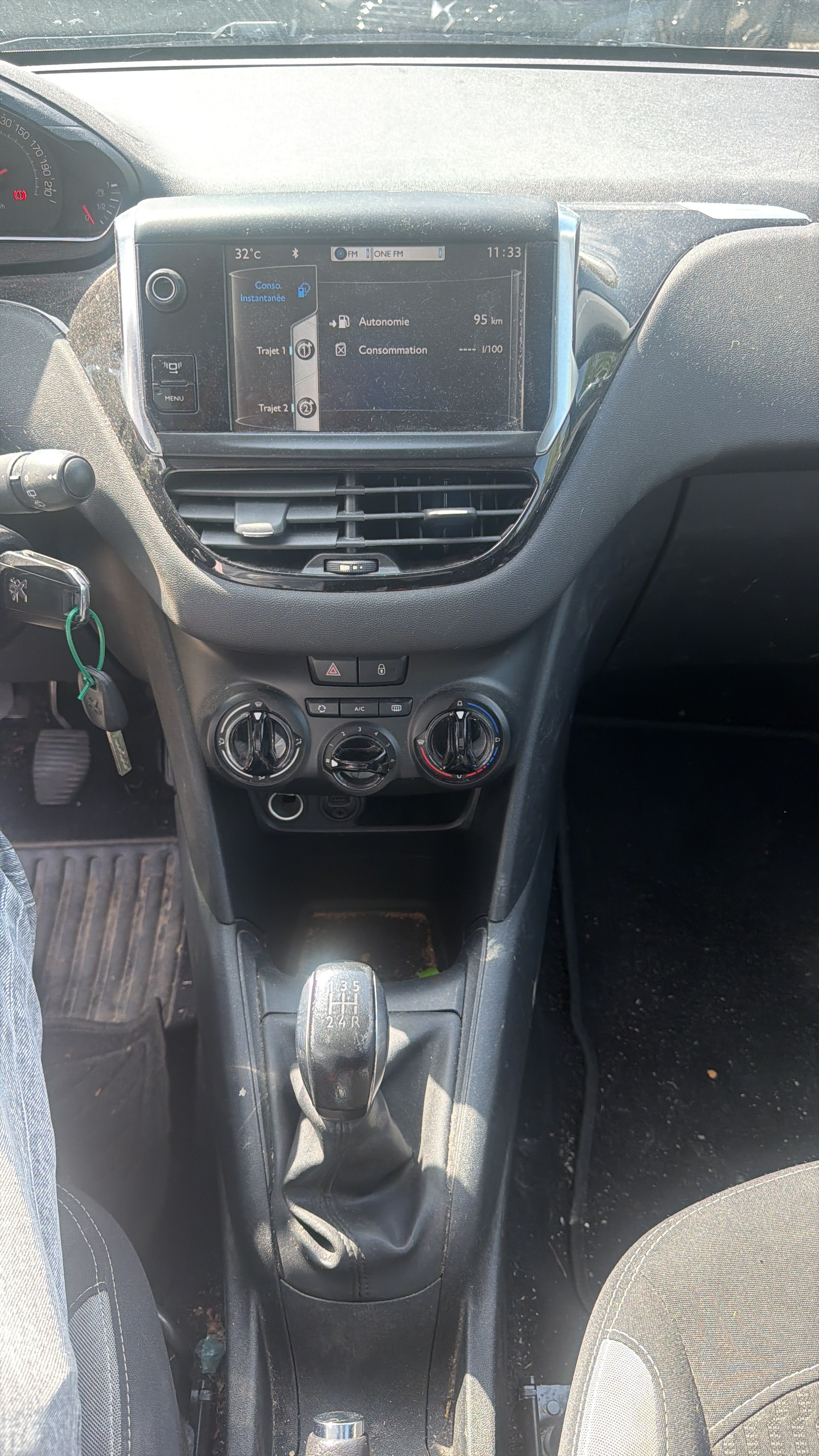 PEUGEOT 208 1.2 VTI Style-image-11