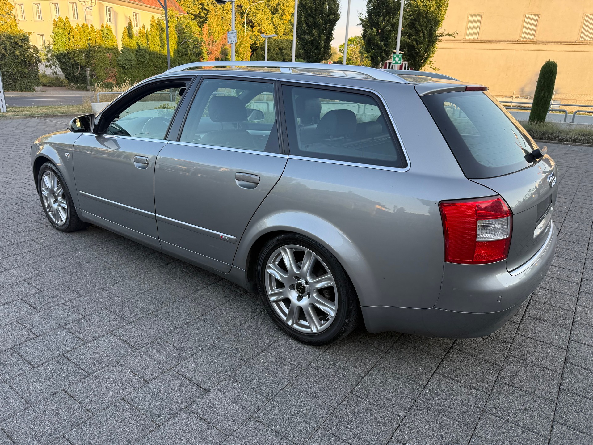 AUDI A4 Avant 2.5 TDI quattro-image-3