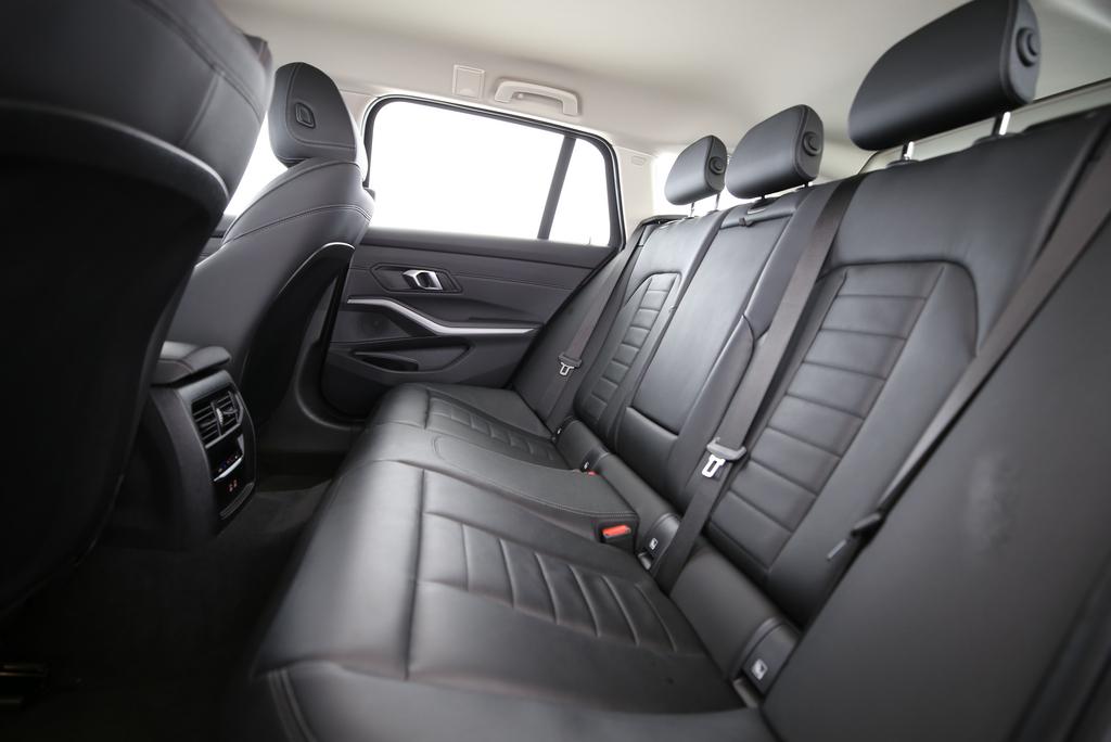 BMW 320d xDrive Touring-image-13