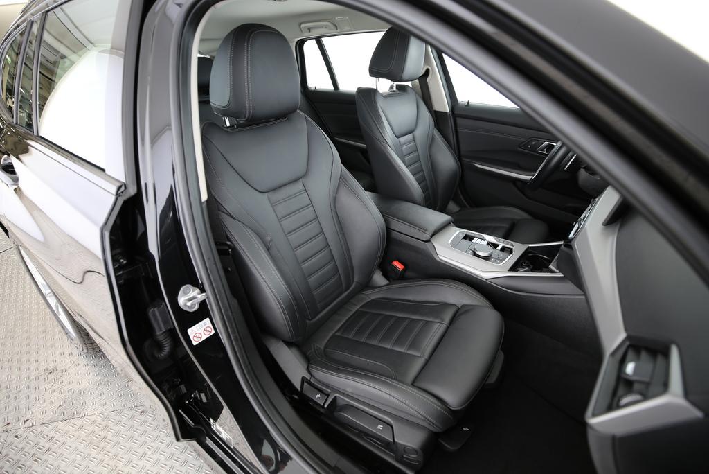 BMW 320d xDrive Touring-image-14