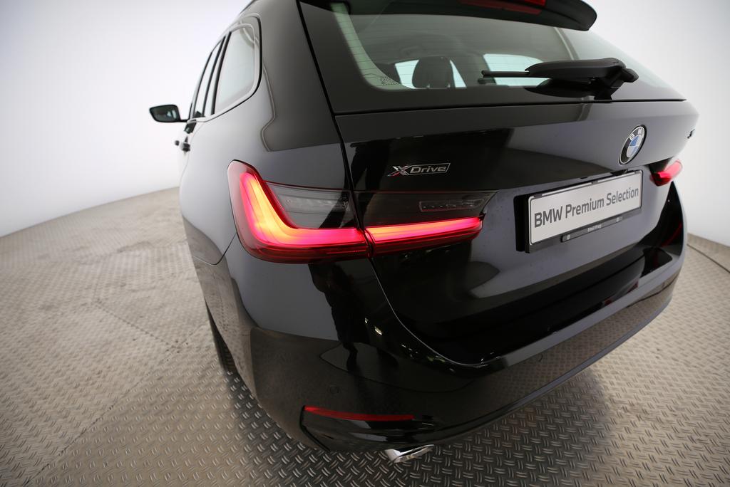 BMW 320d xDrive Touring-image-16