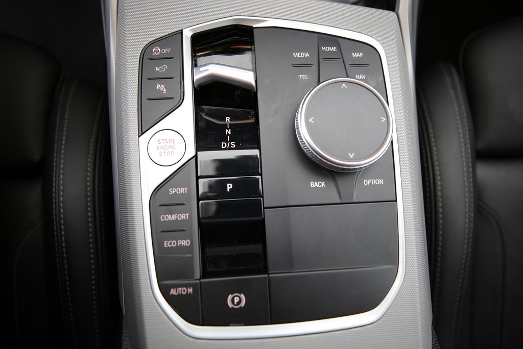 BMW 320d xDrive Touring-image-11