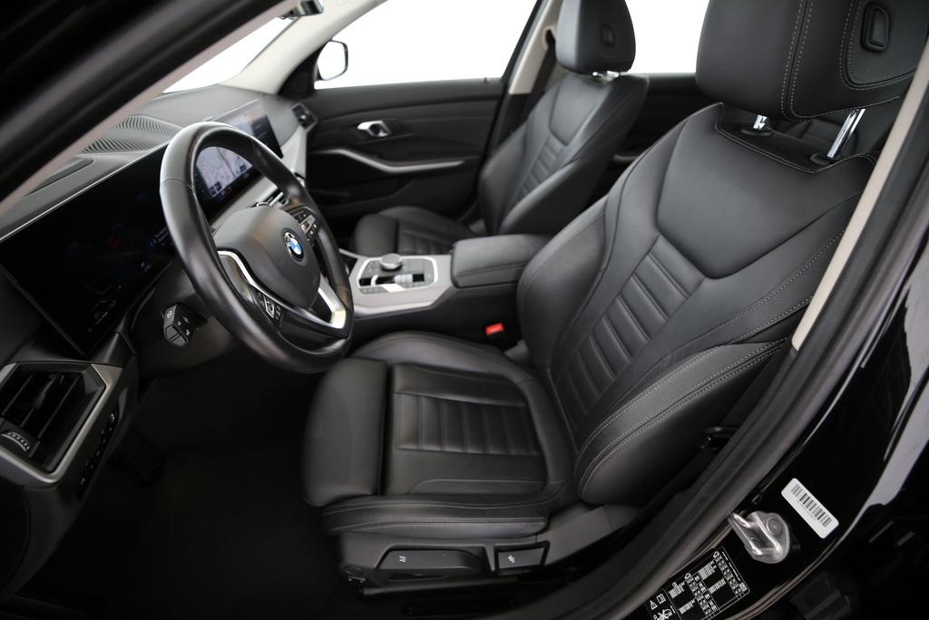 BMW 320d xDrive Touring-image-2