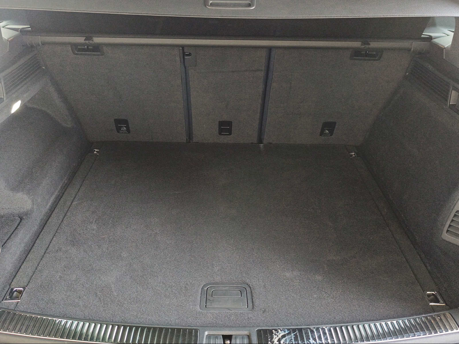 VW Touareg 3.0 TDI R-Line Final Edition Tiptronic-showroom-element-3