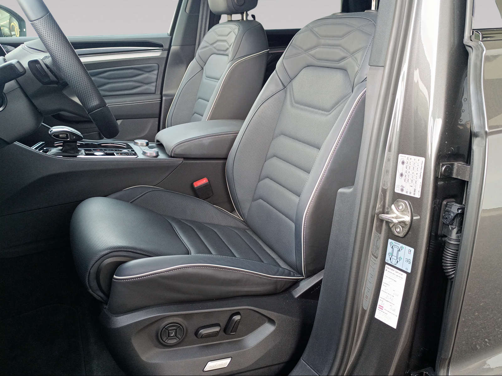 VW Touareg 3.0 TDI R-Line Final Edition Tiptronic-image-12
