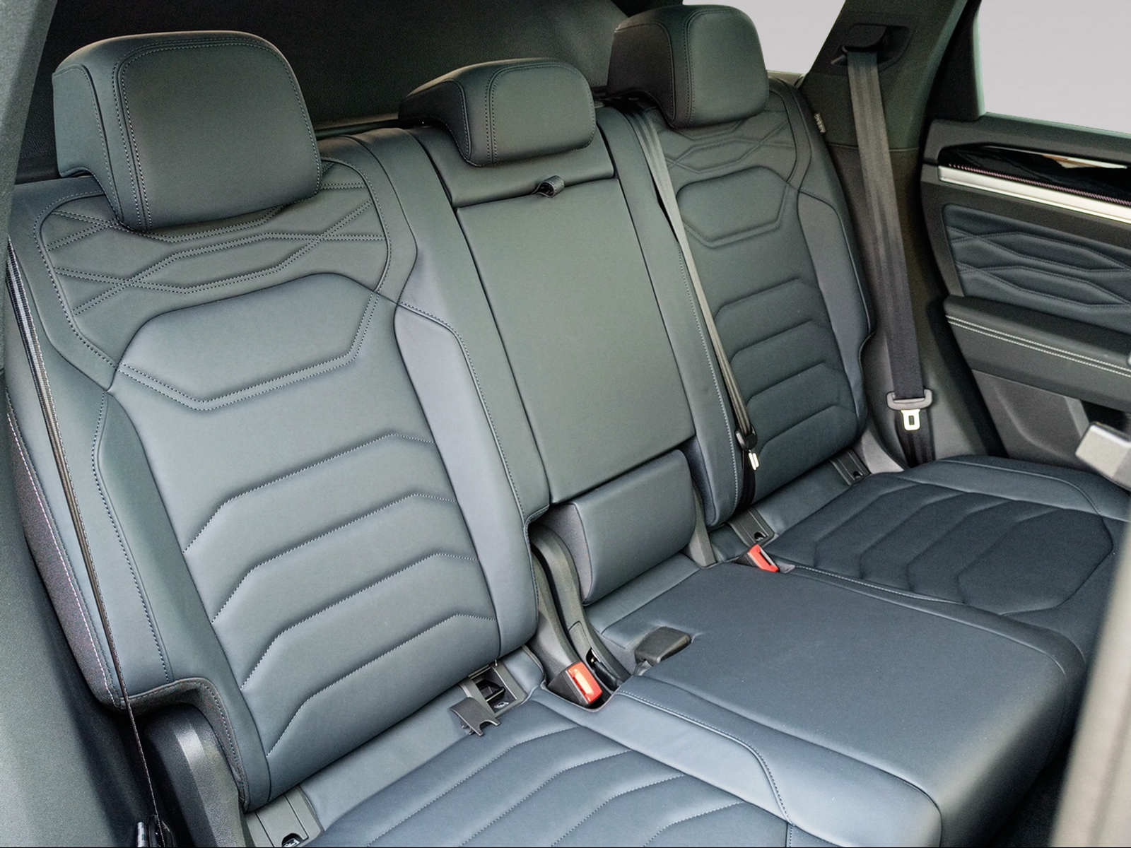 VW Touareg 3.0 TDI R-Line Final Edition Tiptronic-image-4