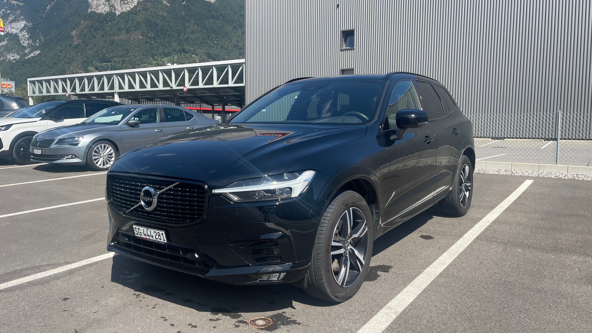 VOLVO 2.0 B4 MH R-Design AWD-image-0
