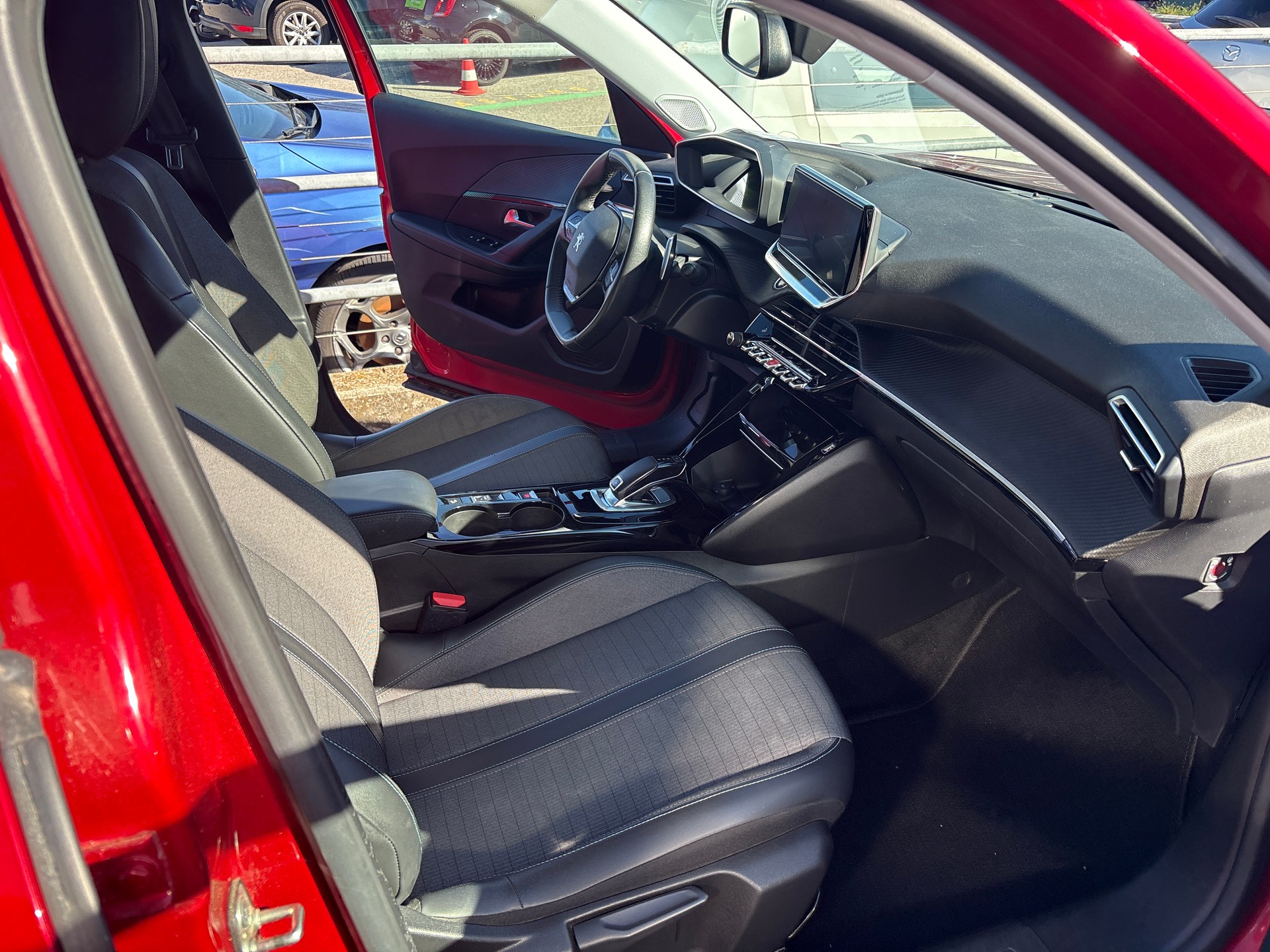 PEUGEOT 2008 1.2 PureTech Allure Pack EAT8-image-8