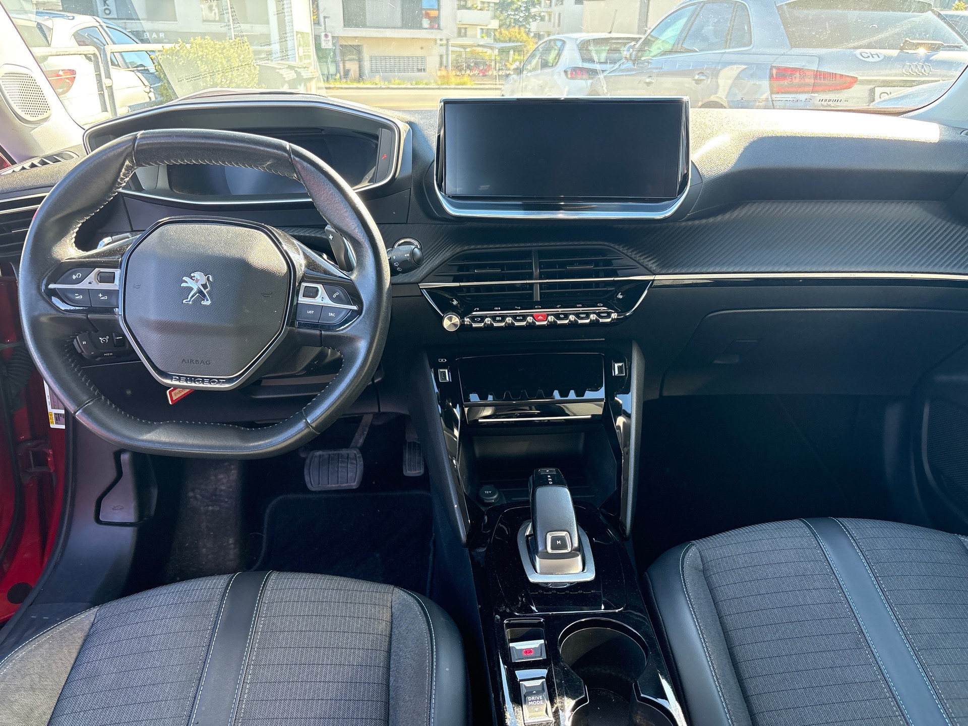 PEUGEOT 2008 1.2 PureTech Allure Pack EAT8-image-7