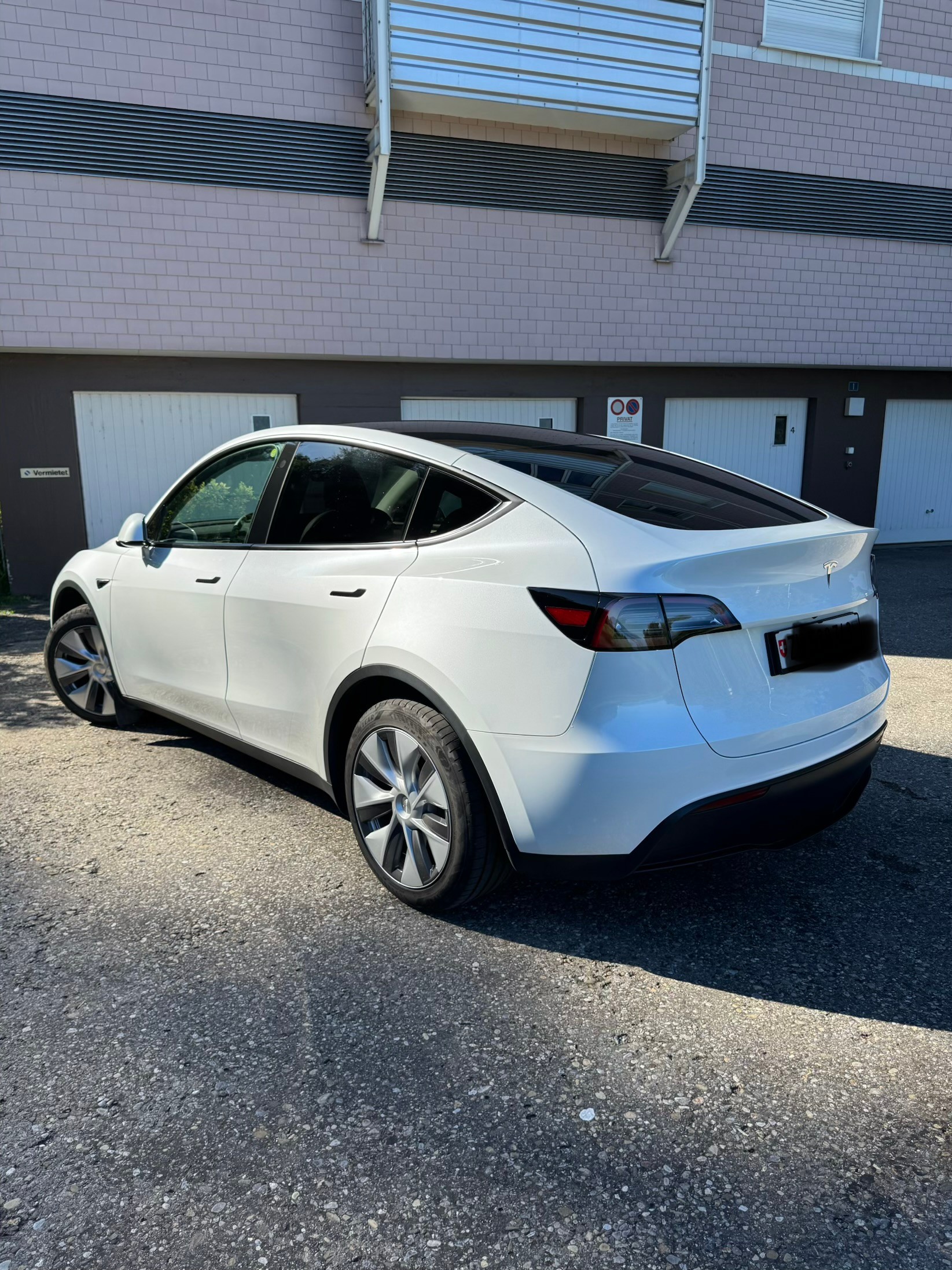 TESLA Model Y Long Range AWD-image-2