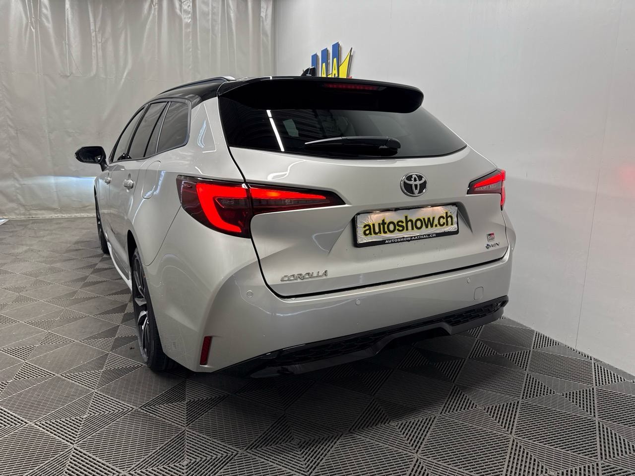 TOYOTA Corolla Touring Sports 2.0 HSD GR Sport e-CVT-image-13