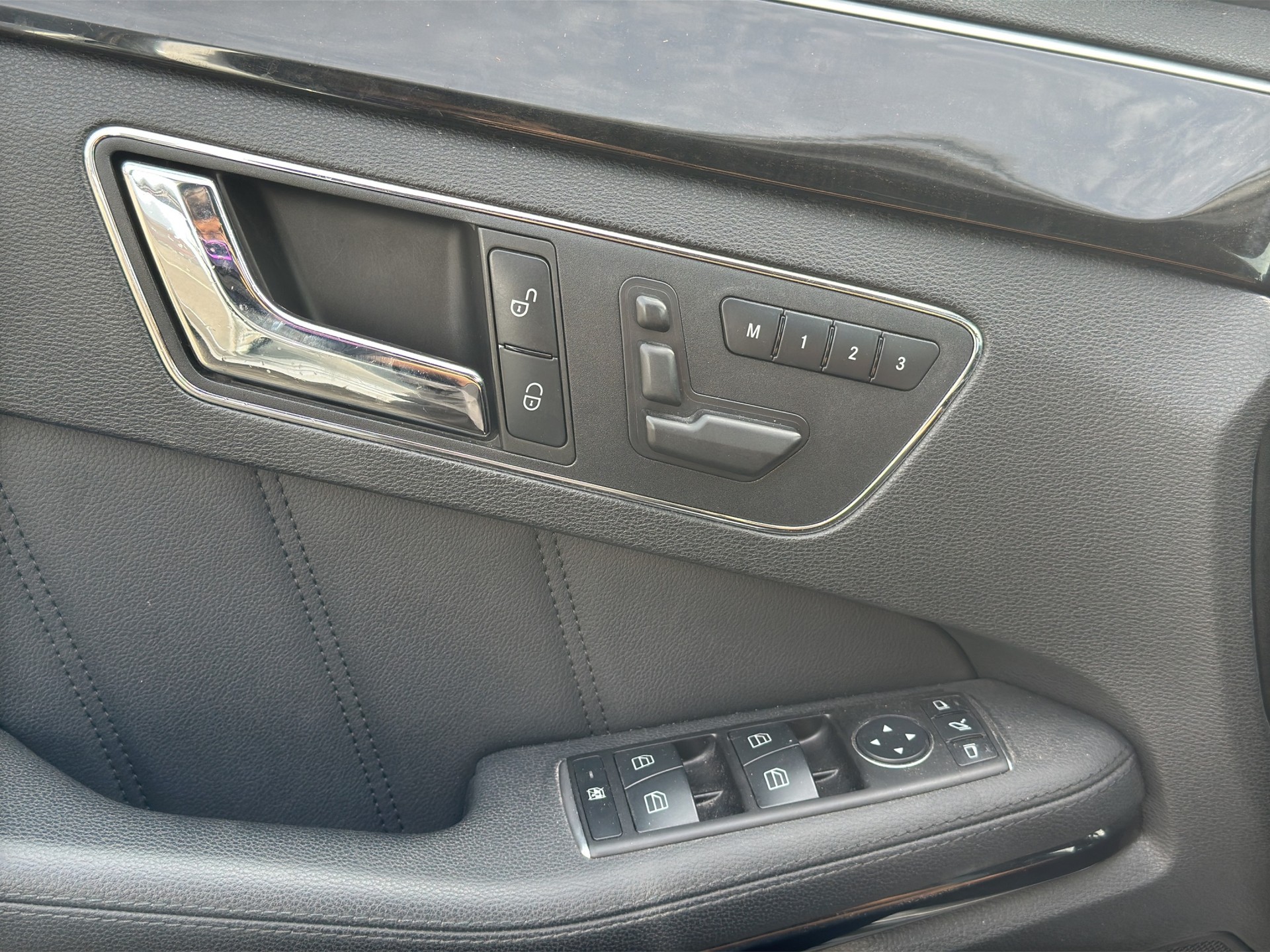 MERCEDES-BENZ E 350 CDI BlueEfficiency Elégance 4Matic 7G-Tronic-image-21