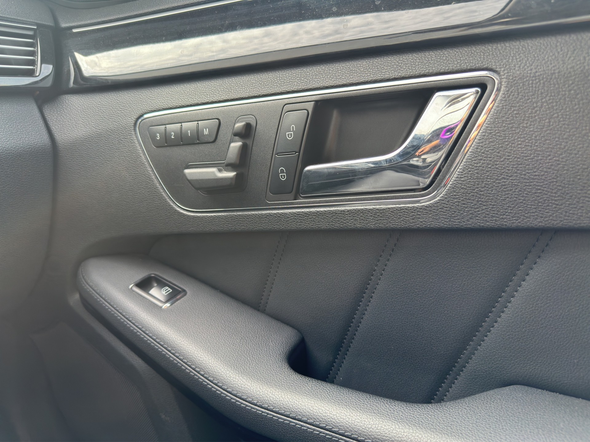 MERCEDES-BENZ E 350 CDI BlueEfficiency Elégance 4Matic 7G-Tronic-image-22