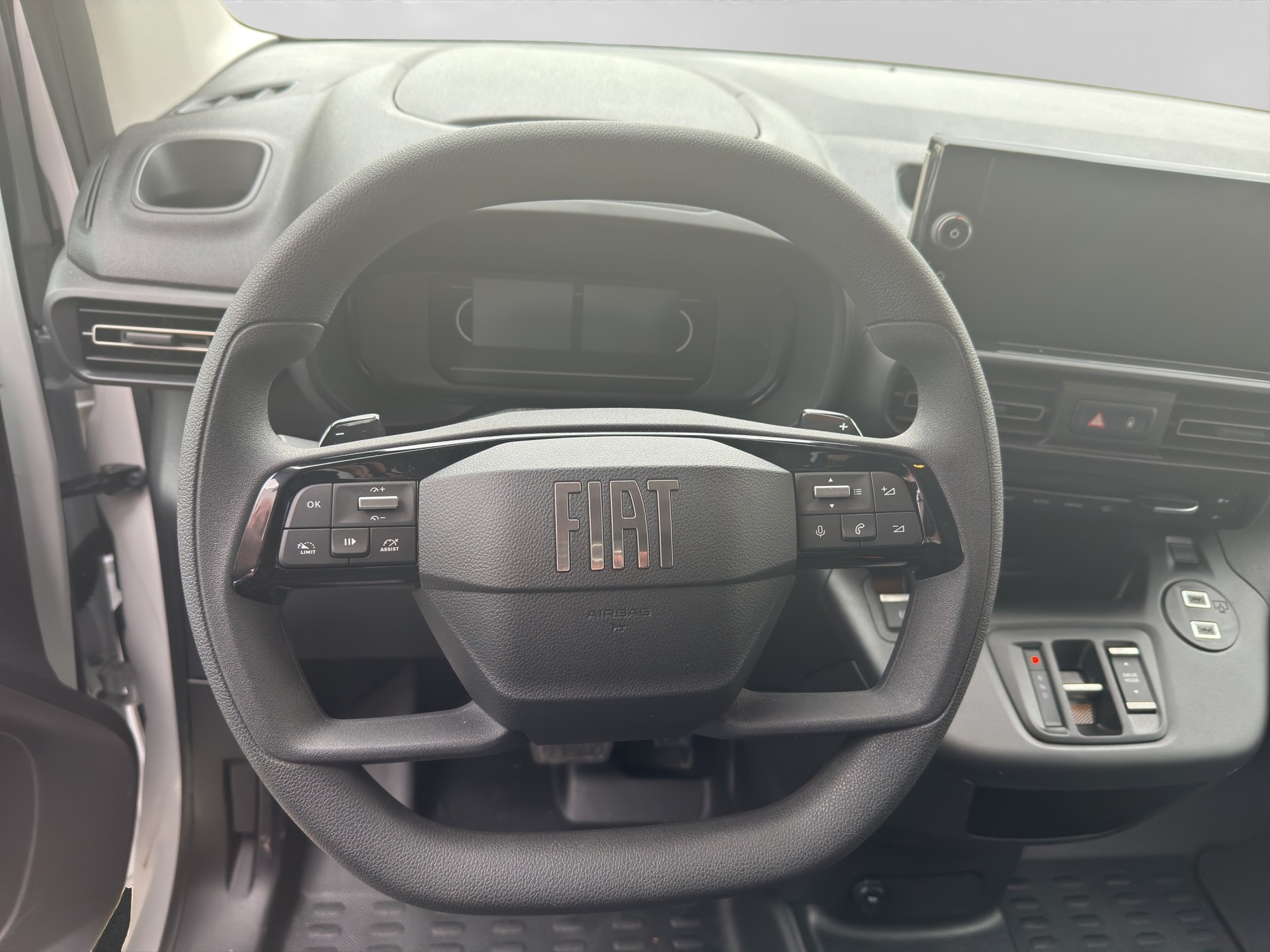 FIAT E-Doblo L2 50kWh 800kg Easy Pro 4x4-image-4