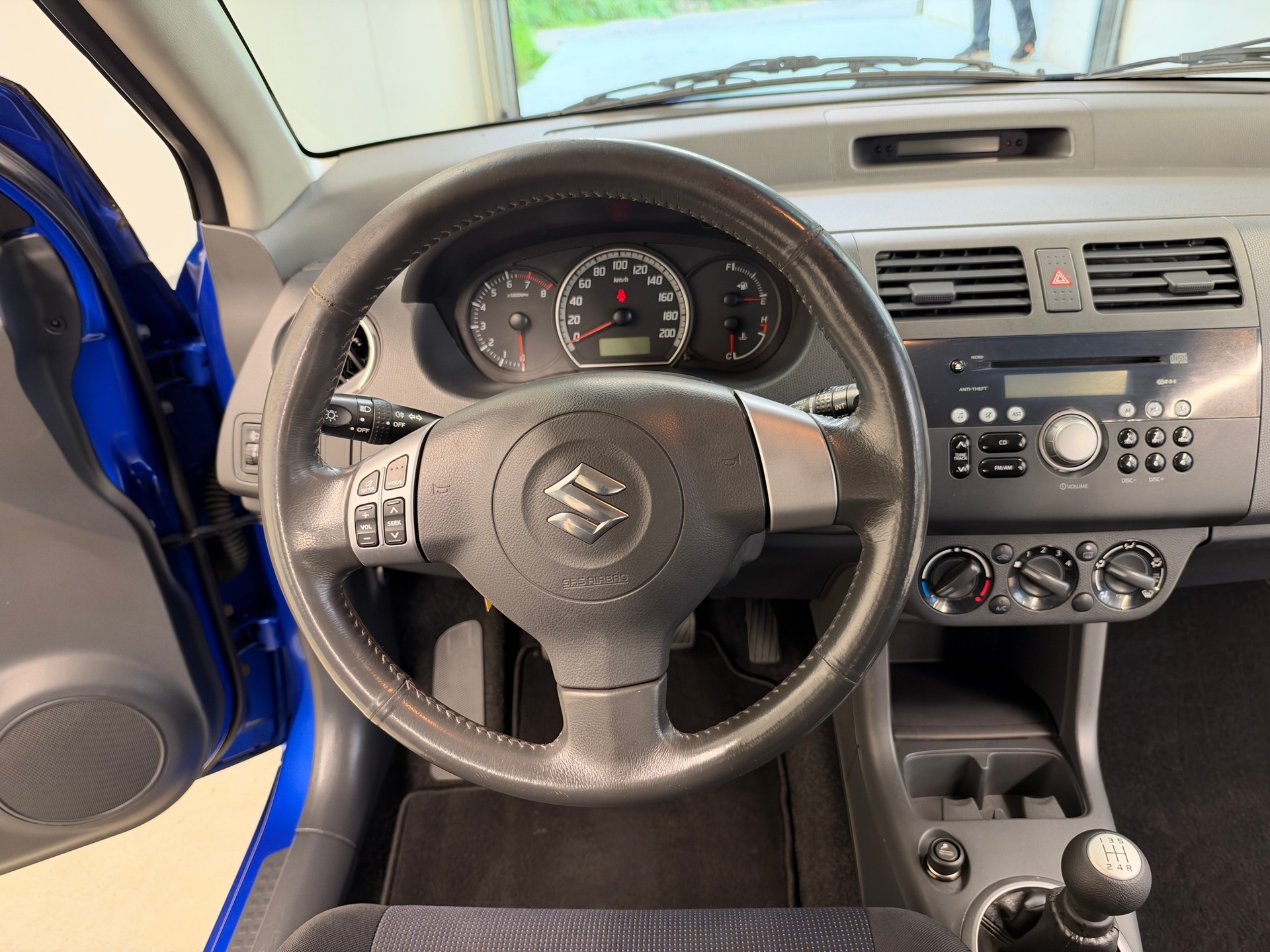 SUZUKI Swift 1.3i 16V GL 4x4-image-19