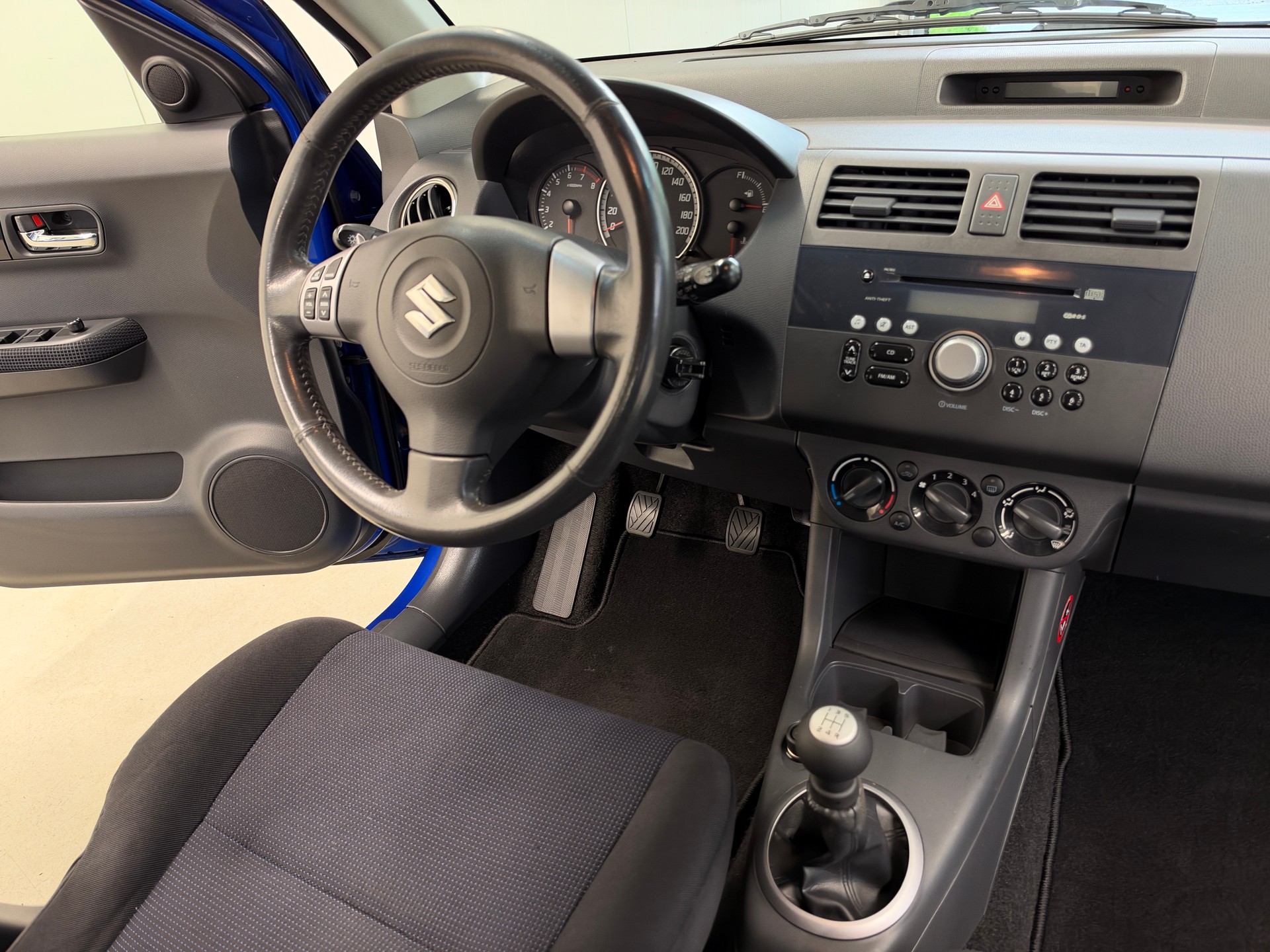 SUZUKI Swift 1.3i 16V GL 4x4-image-18