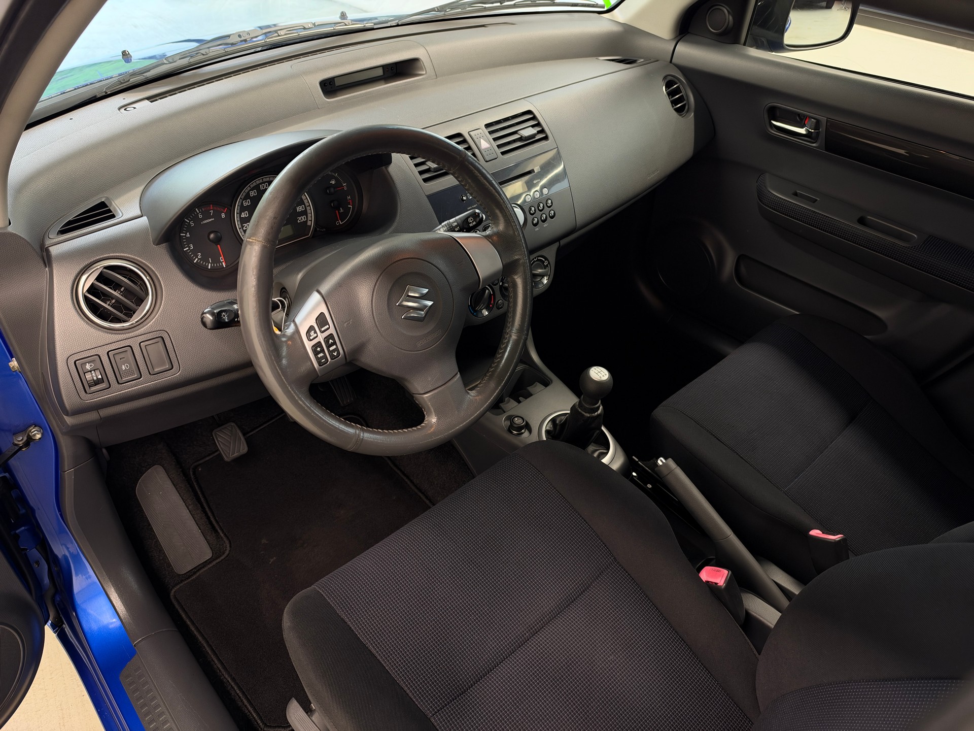 SUZUKI Swift 1.3i 16V GL 4x4-image-10