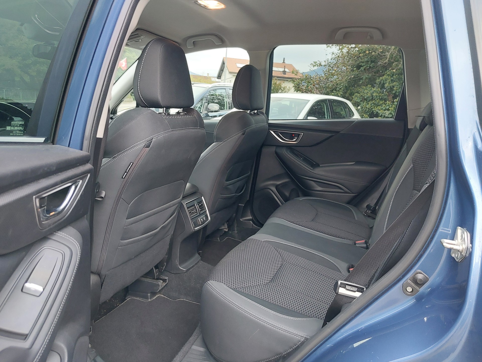 SUBARU Forester 2.0i e-Boxer Luxury Lineartronic-image-8