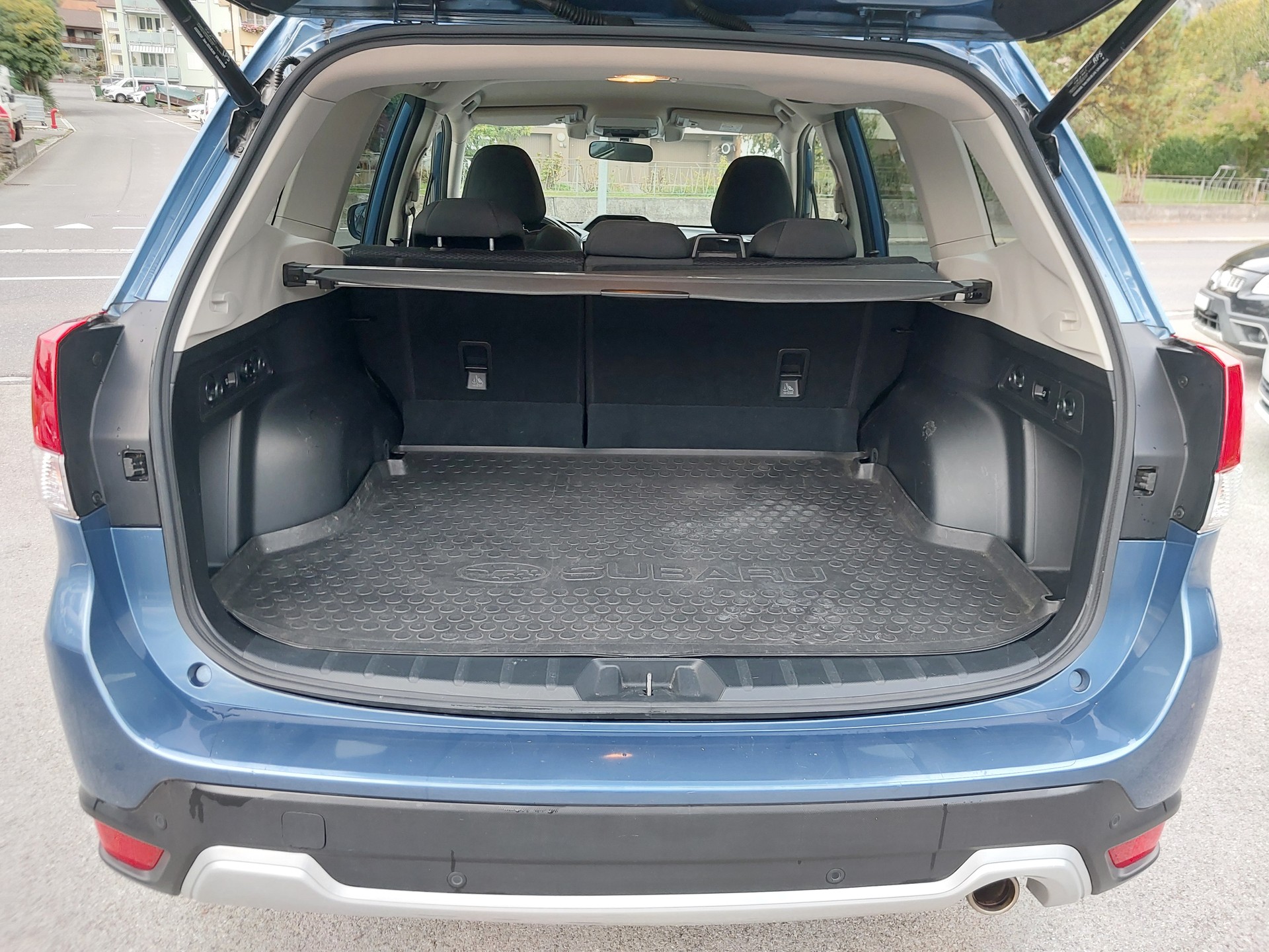 SUBARU Forester 2.0i e-Boxer Luxury Lineartronic-image-10
