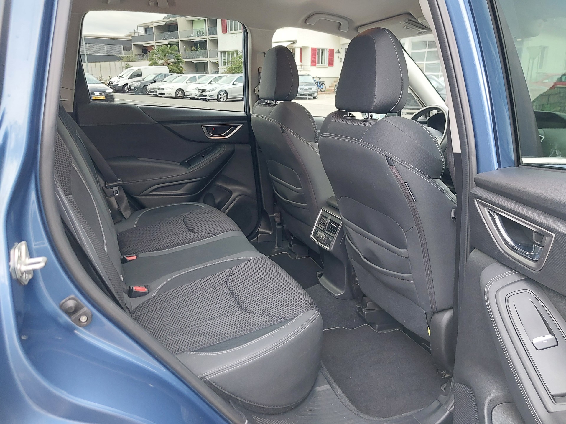 SUBARU Forester 2.0i e-Boxer Luxury Lineartronic-image-9
