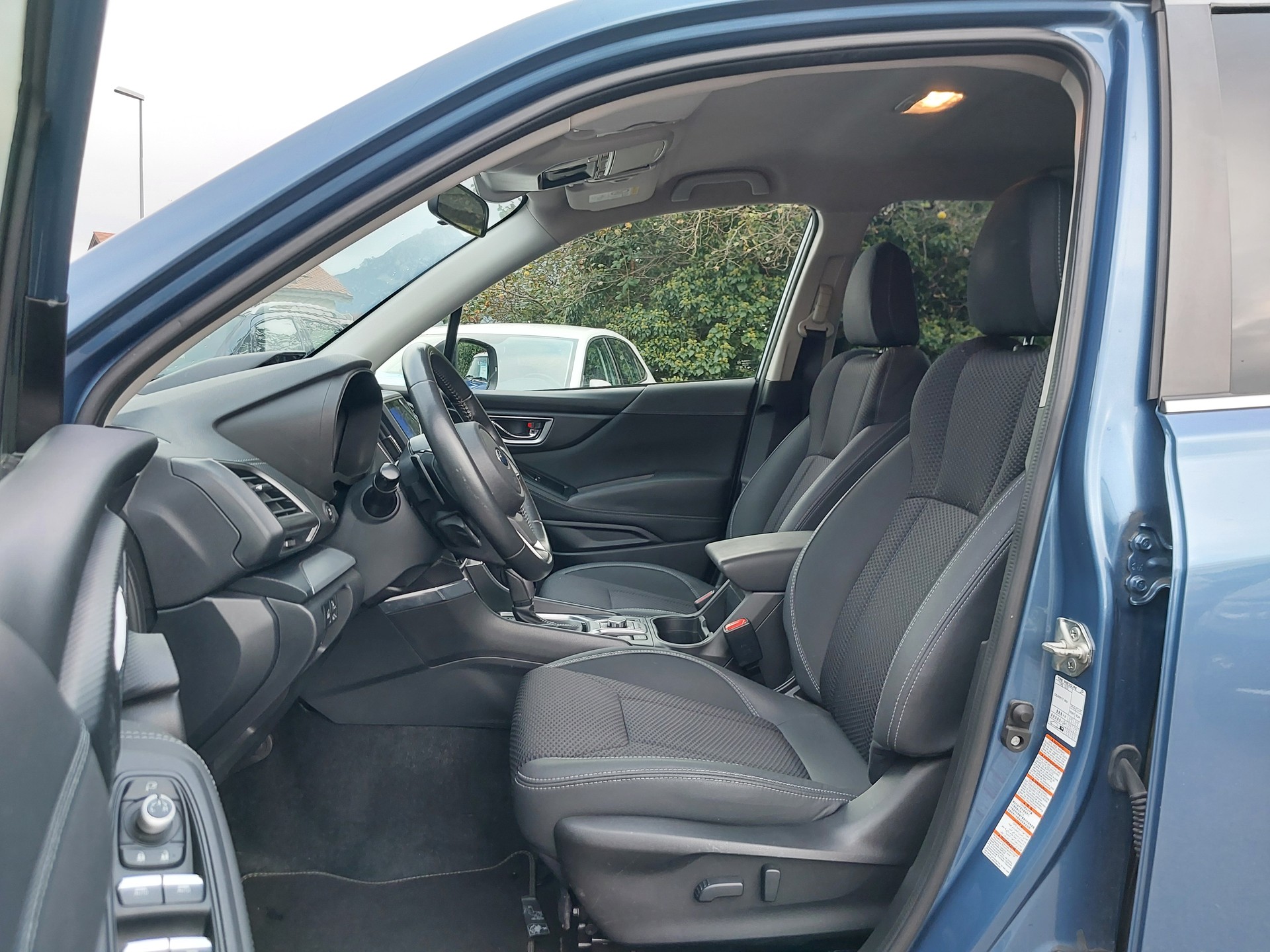 SUBARU Forester 2.0i e-Boxer Luxury Lineartronic-image-5