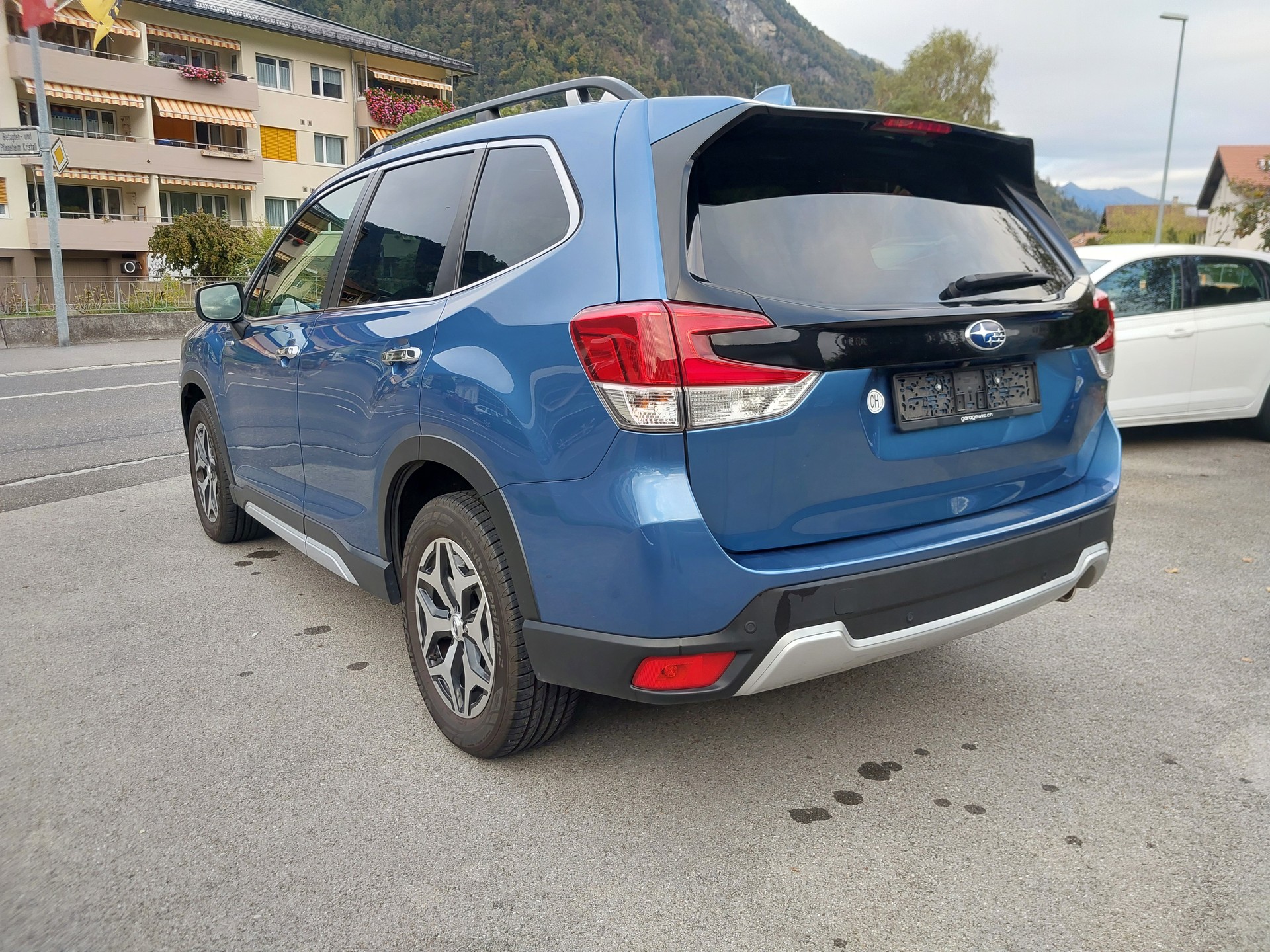 SUBARU Forester 2.0i e-Boxer Luxury Lineartronic-image-3