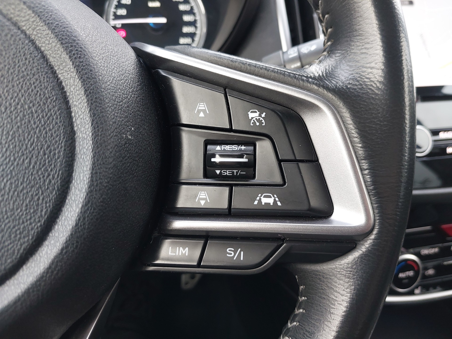 SUBARU Forester 2.0i e-Boxer Luxury Lineartronic-image-14