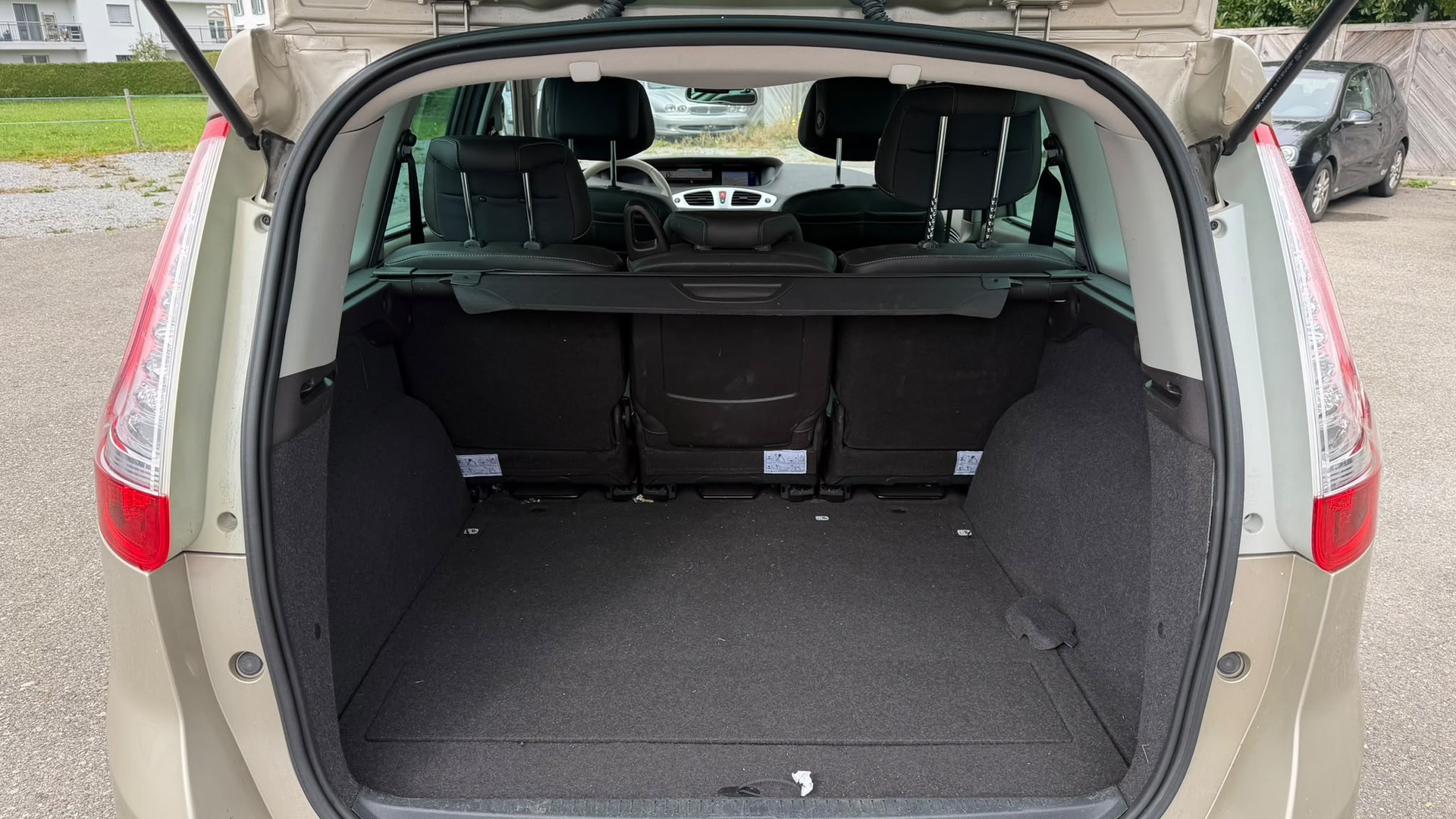 RENAULT Grand Scénic 2.0 dCi Privilège Automatic-image-12