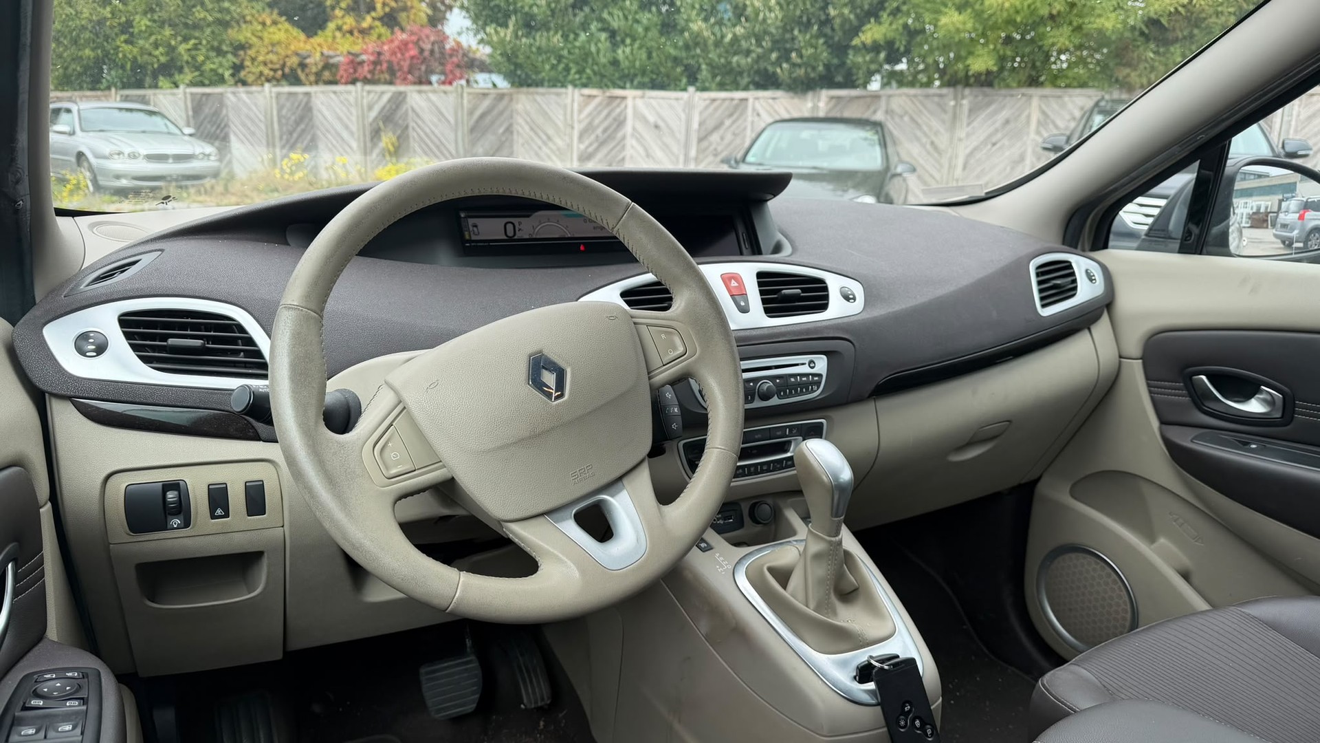 RENAULT Grand Scénic 2.0 dCi Privilège Automatic-image-10