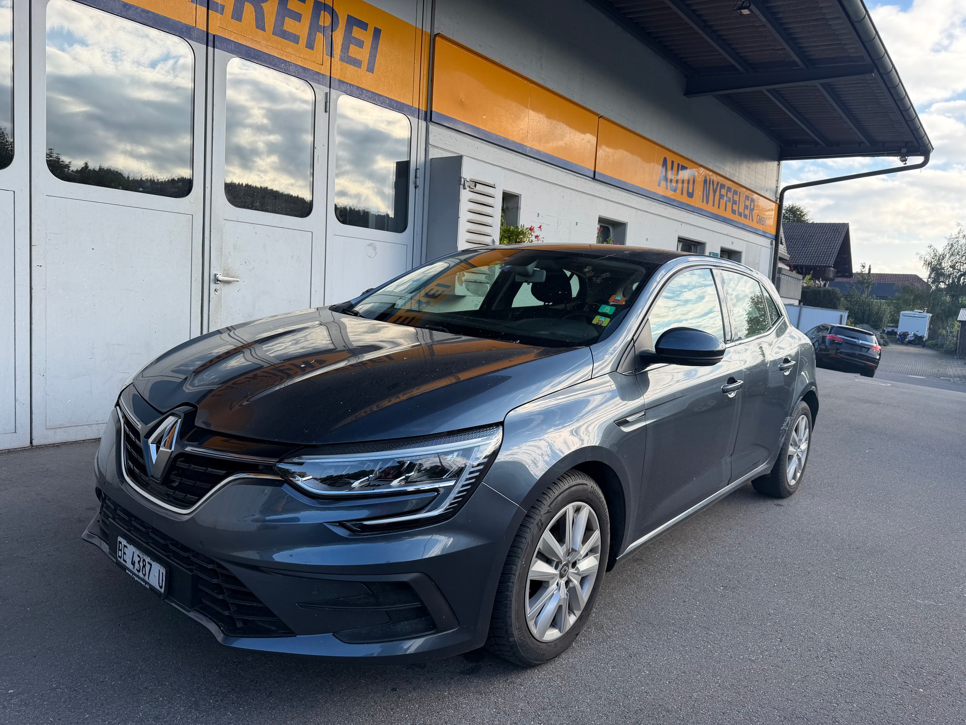 RENAULT Mégane Berline 1.3 16V Turbo Zen-image-3