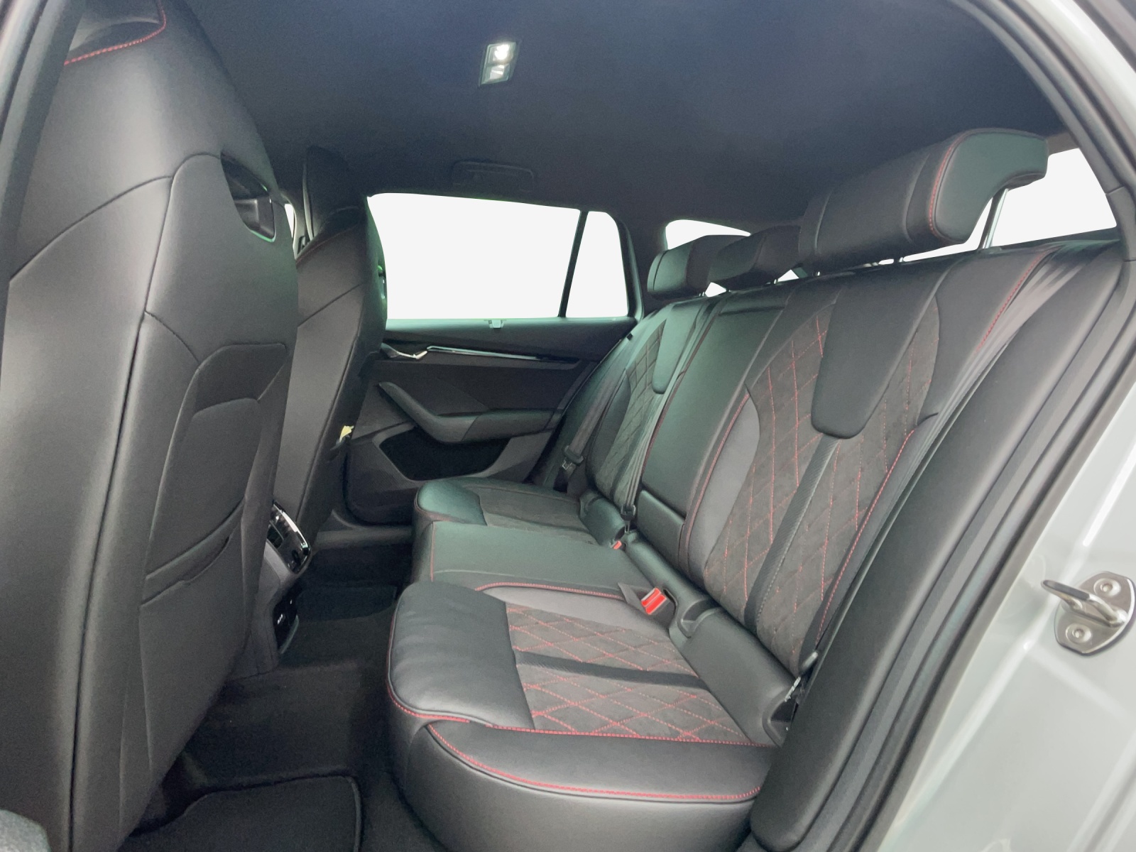 SKODA Octavia Combi 2.0 TSI DSG RS-image-8