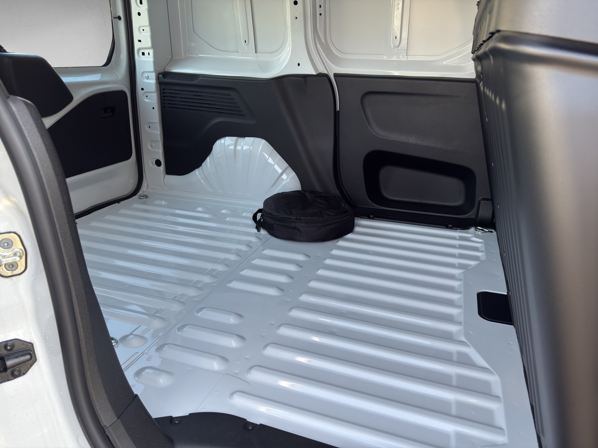 PEUGEOT e-Partner 50kWh Pro-image-9