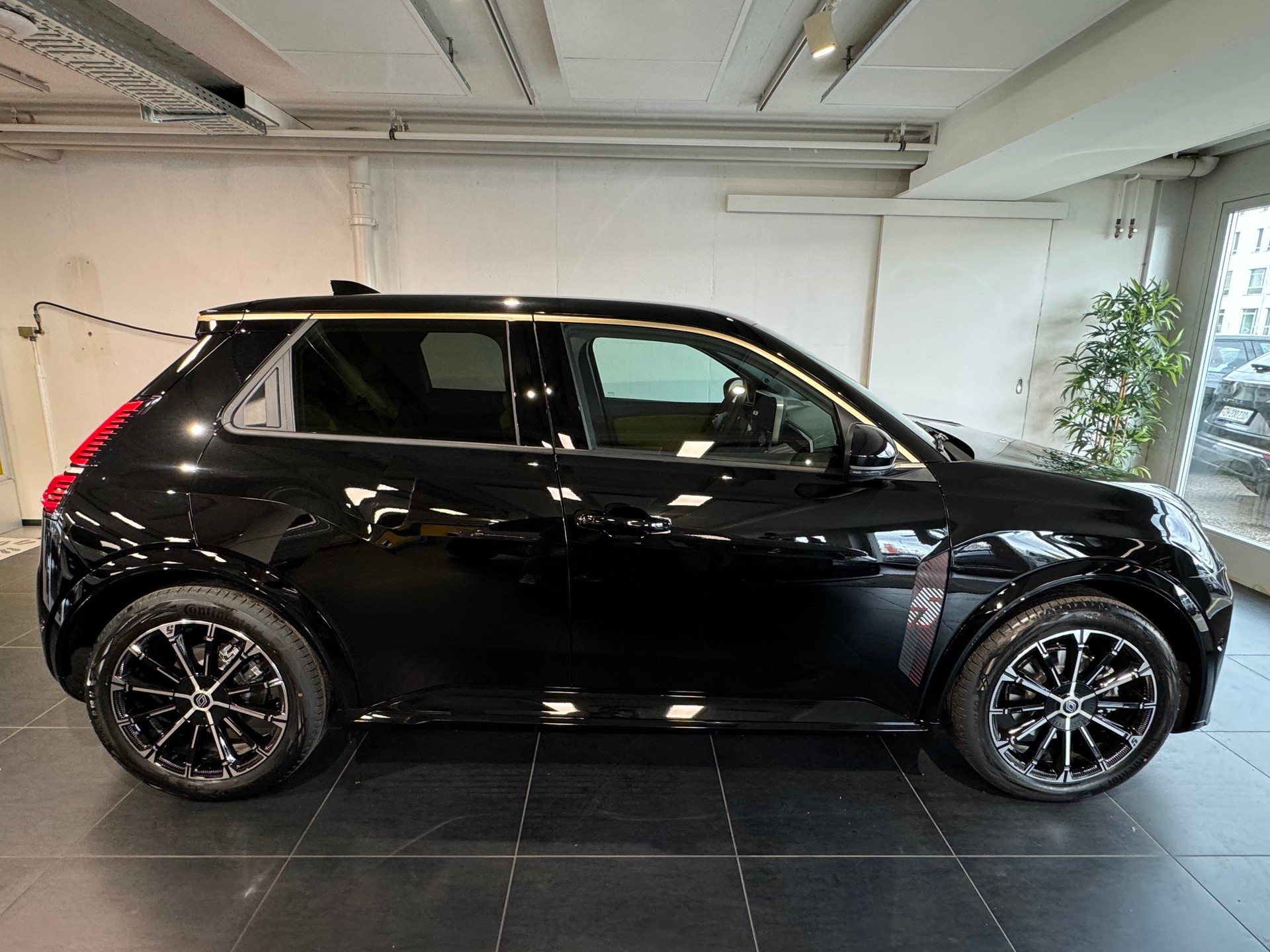 RENAULT R5 E-TECH 100% ELECTRIC iconic five 150PS Comfort Range-image-3