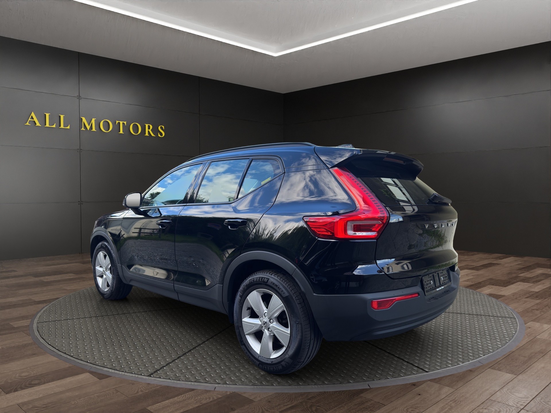 VOLVO XC40 D3 AWD Momentum Geartronic-image-3