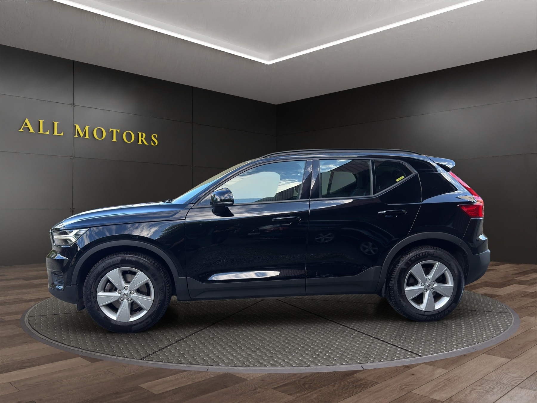 VOLVO XC40 D3 AWD Momentum Geartronic-image-2