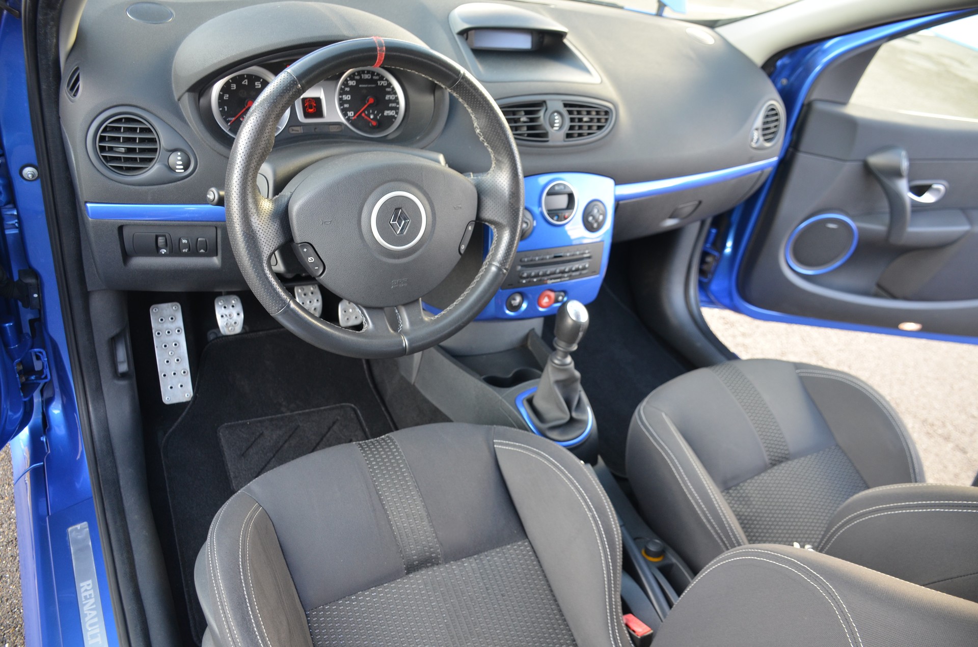 RENAULT Clio 2.0 16V Sport-image-13