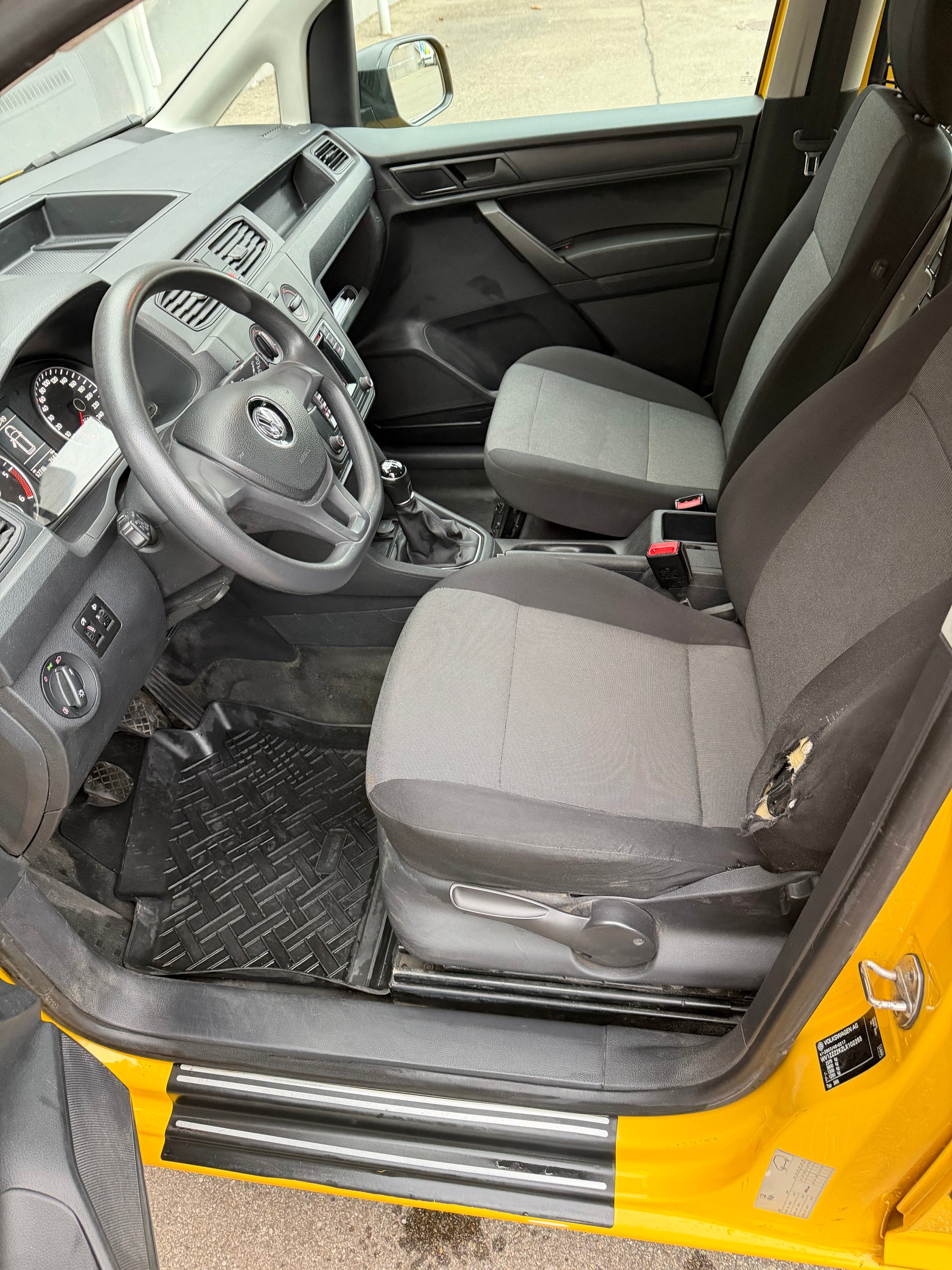 VW Caddy Maxi 2.0TDI 4Motion BlueMotion Technology-image-9