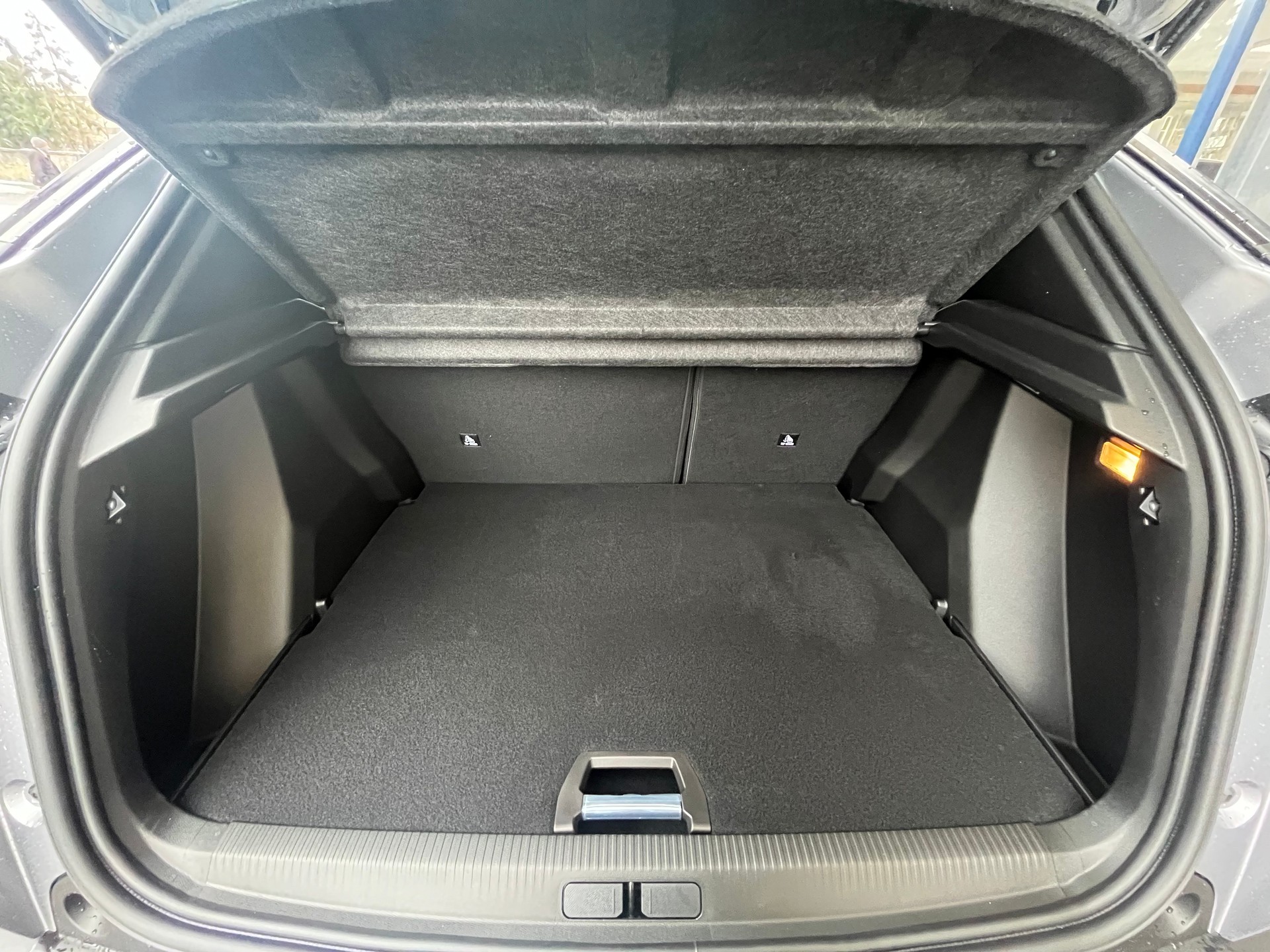 PEUGEOT 2008 1.2 Hybrid Allure Premium-image-6