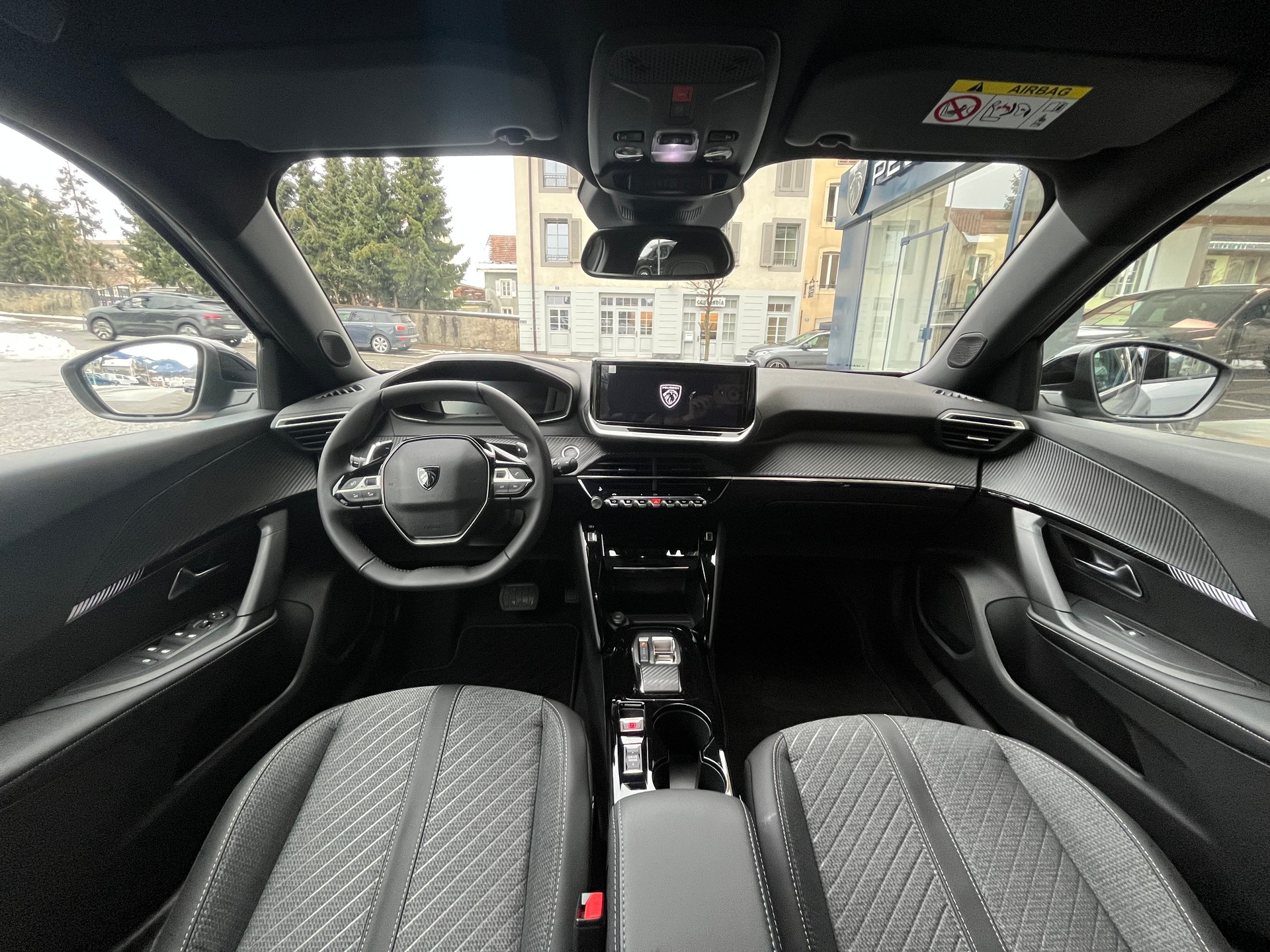 PEUGEOT 2008 1.2 Hybrid Allure Premium-image-8