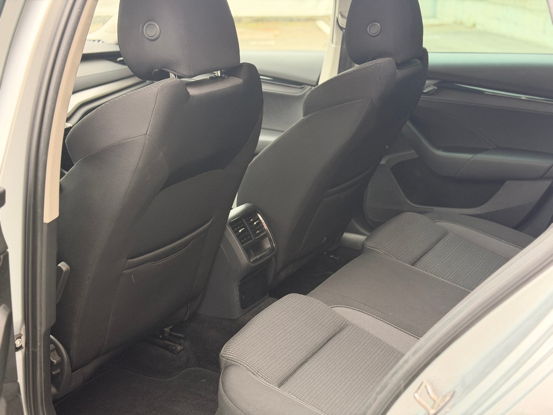 SKODA Octavia Combi 2.0 TDI DSG Ambition 4x4-image-15