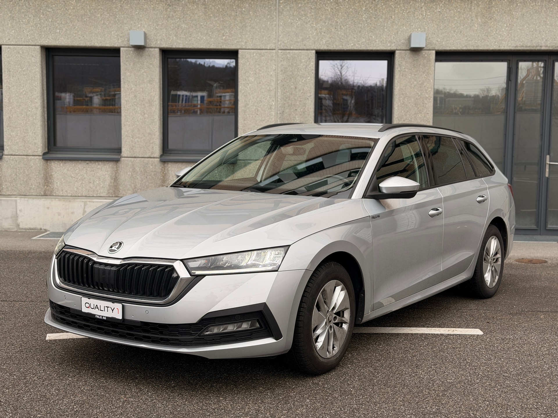 SKODA Octavia Combi 2.0 TDI DSG Ambition 4x4-image-0