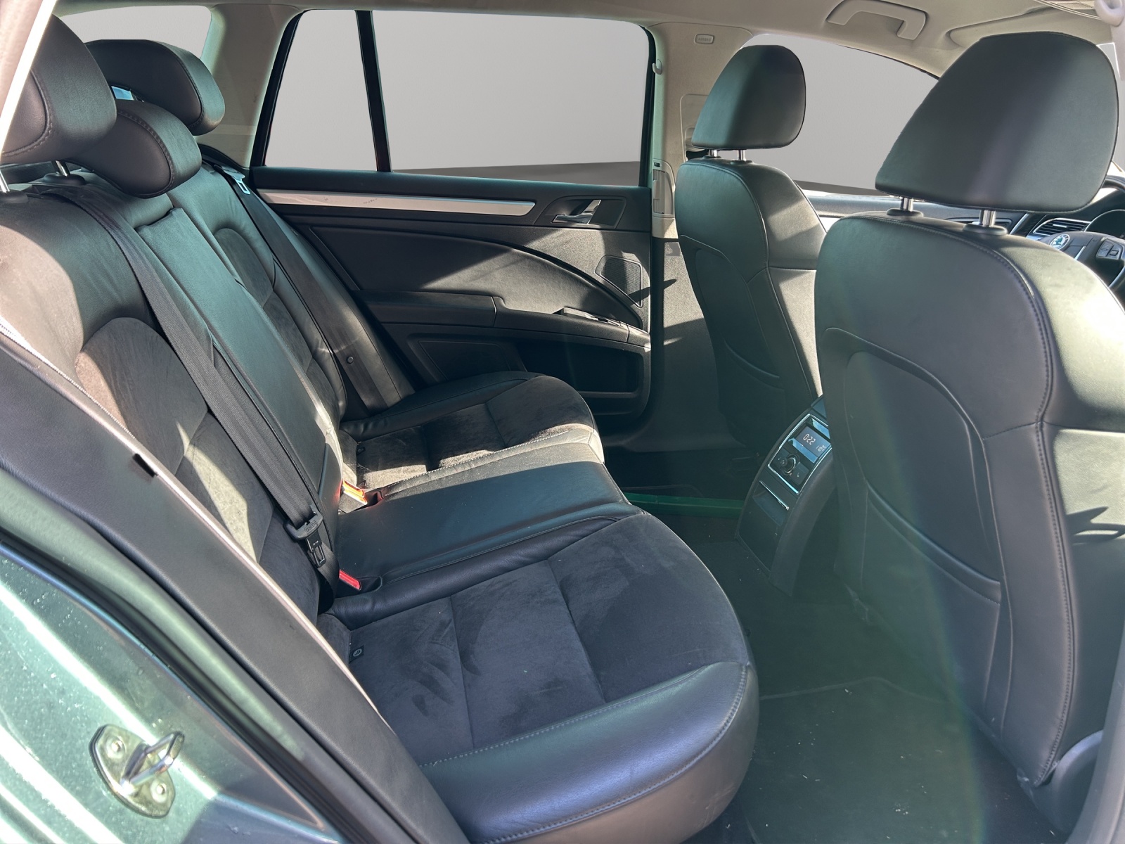 SKODA Superb Combi 2.0 TSI Ambition DSG-image-16