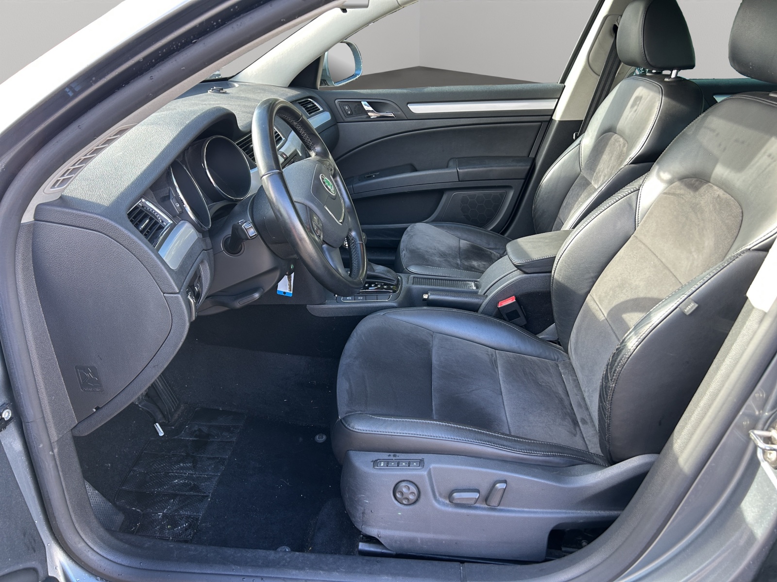 SKODA Superb Combi 2.0 TSI Ambition DSG-image-8