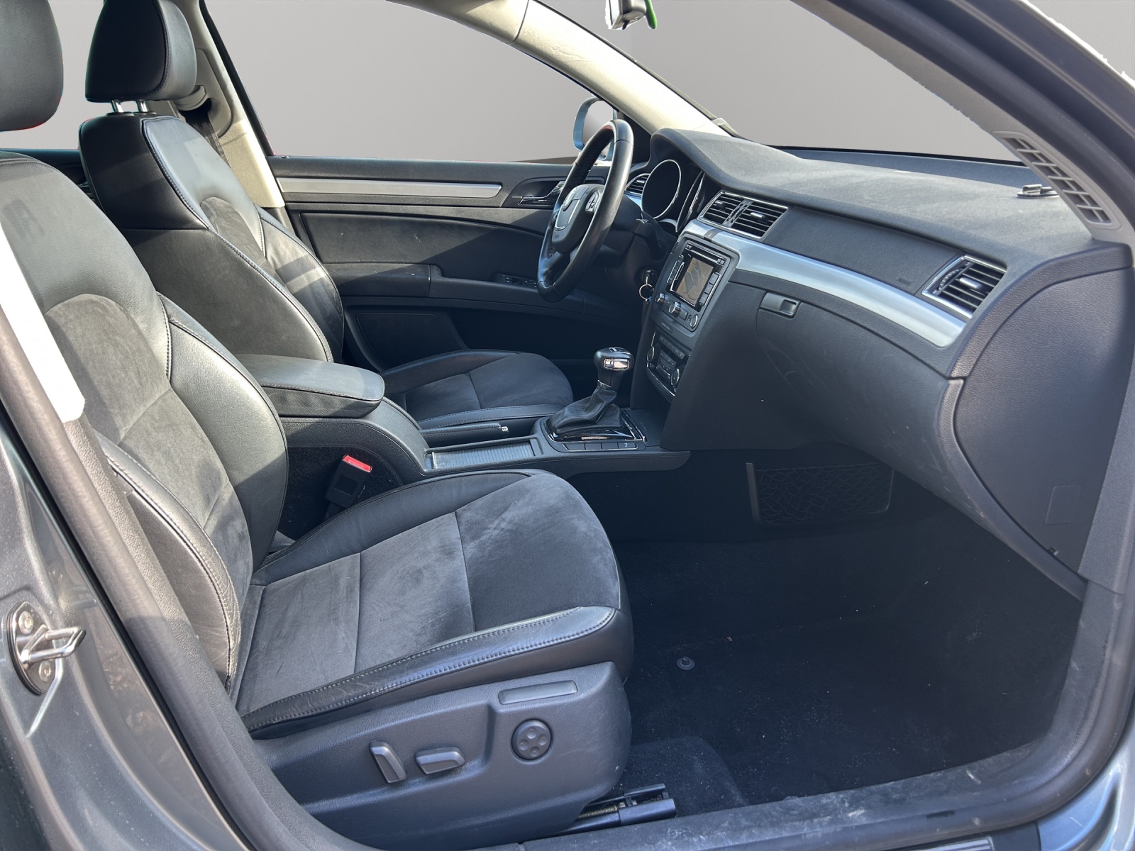 SKODA Superb Combi 2.0 TSI Ambition DSG-image-10