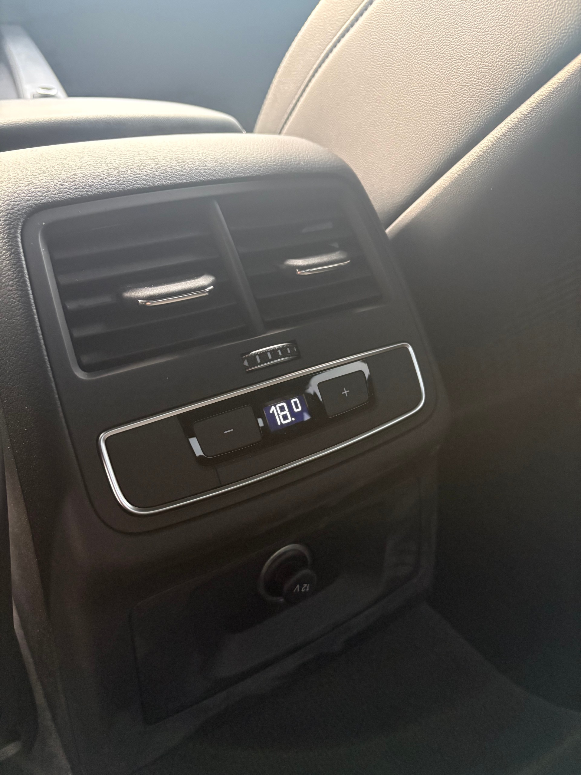 AUDI A4 Limousine 45 TFSI S-tronic Design quattro-image-9