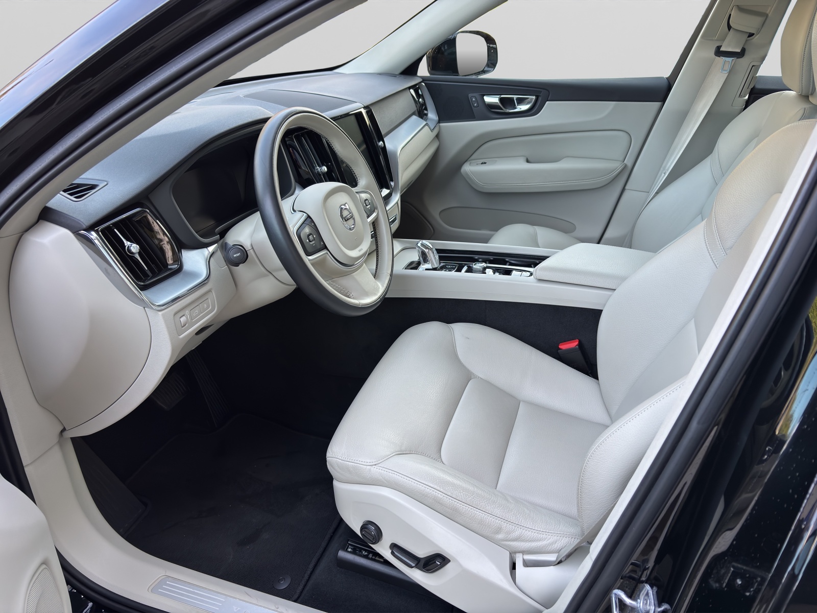 VOLVO XC60 2.0 T8 TE Momentum eAWD-showroom-element-3
