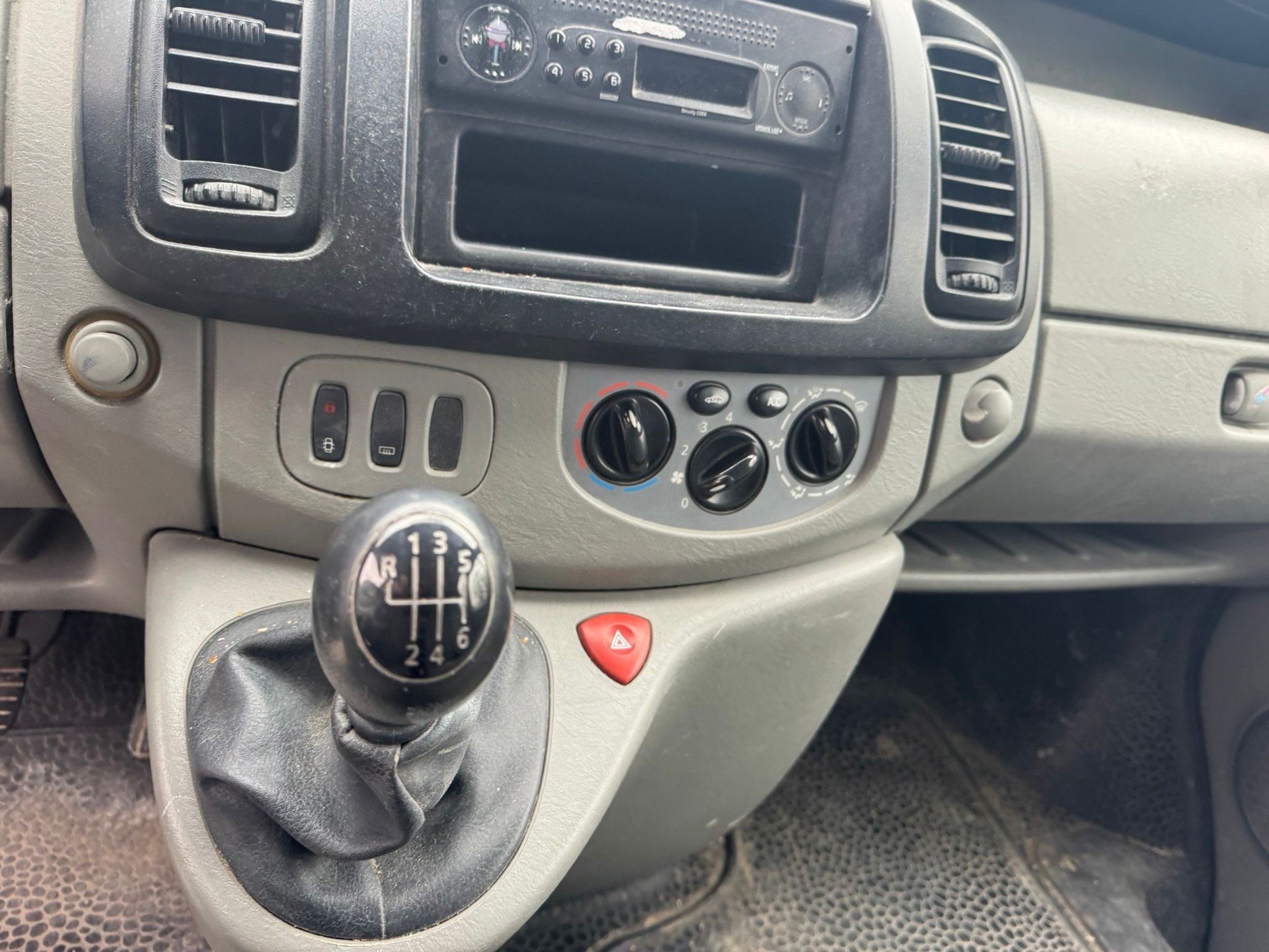 RENAULT Trafic 2.0 dCi 90 2.7t L1H1-image-8