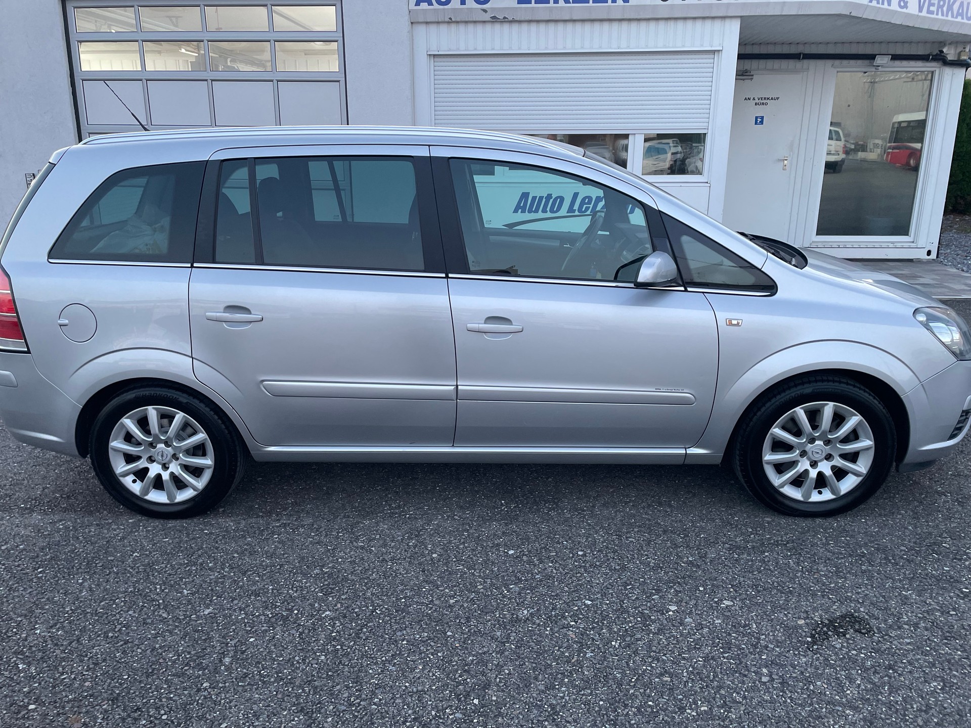 OPEL Zafira 2.2i 16V Enjoy Automat-image-3
