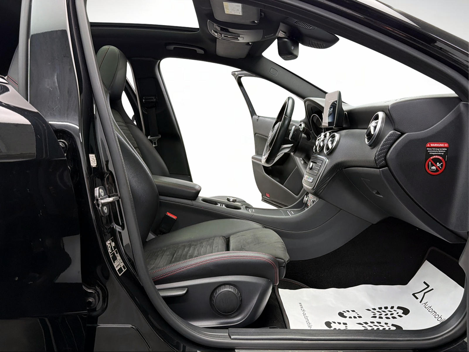 MERCEDES-BENZ A 200 AMG Line Cosmos Black 7G-DCT / Panoramadach / RF-Kamera / Keyless Go / Ambiente Beleuchtung /-image-9