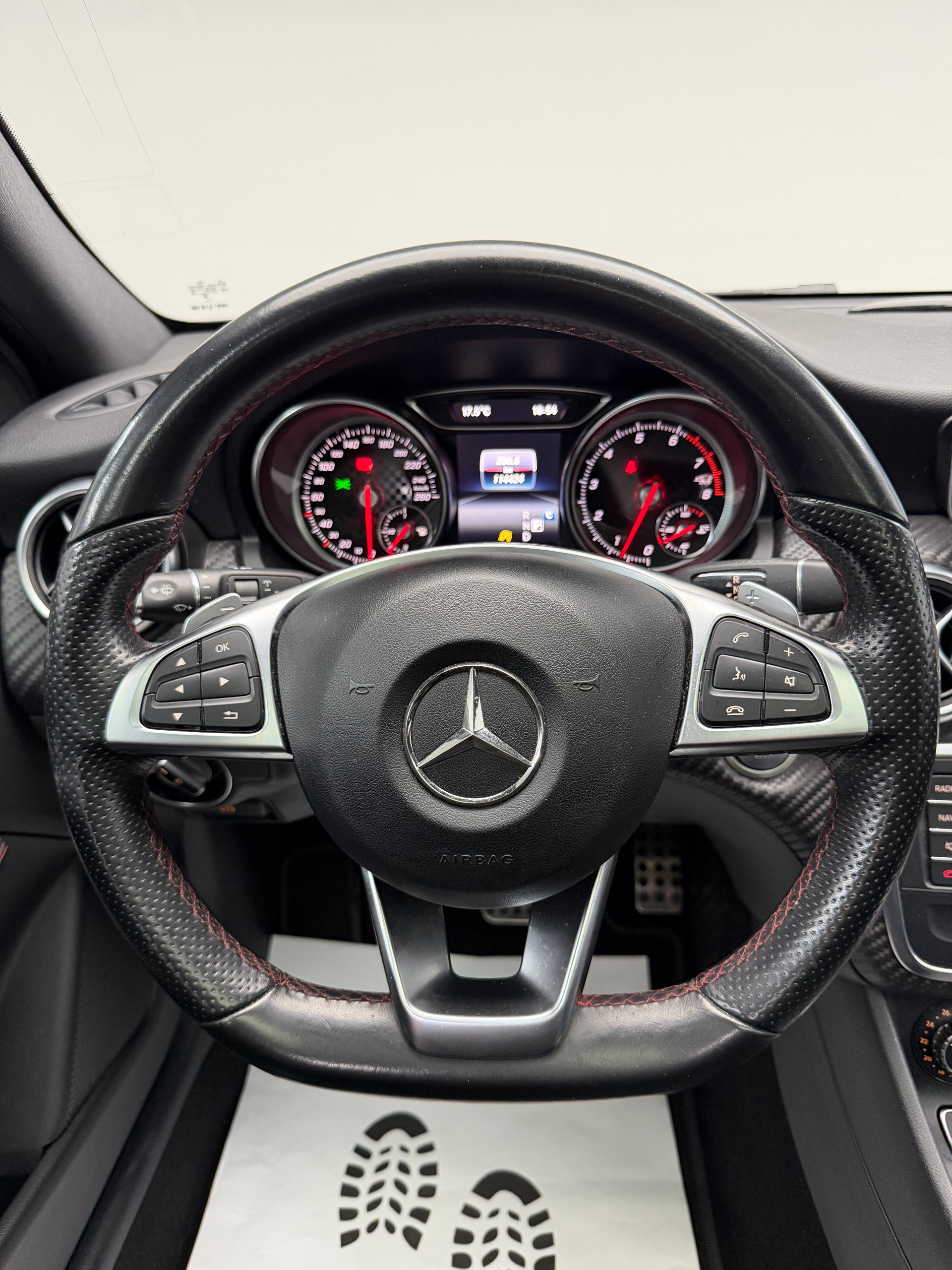 MERCEDES-BENZ A 200 AMG Line Cosmos Black 7G-DCT / Panoramadach / RF-Kamera / Keyless Go / Ambiente Beleuchtung /-image-12